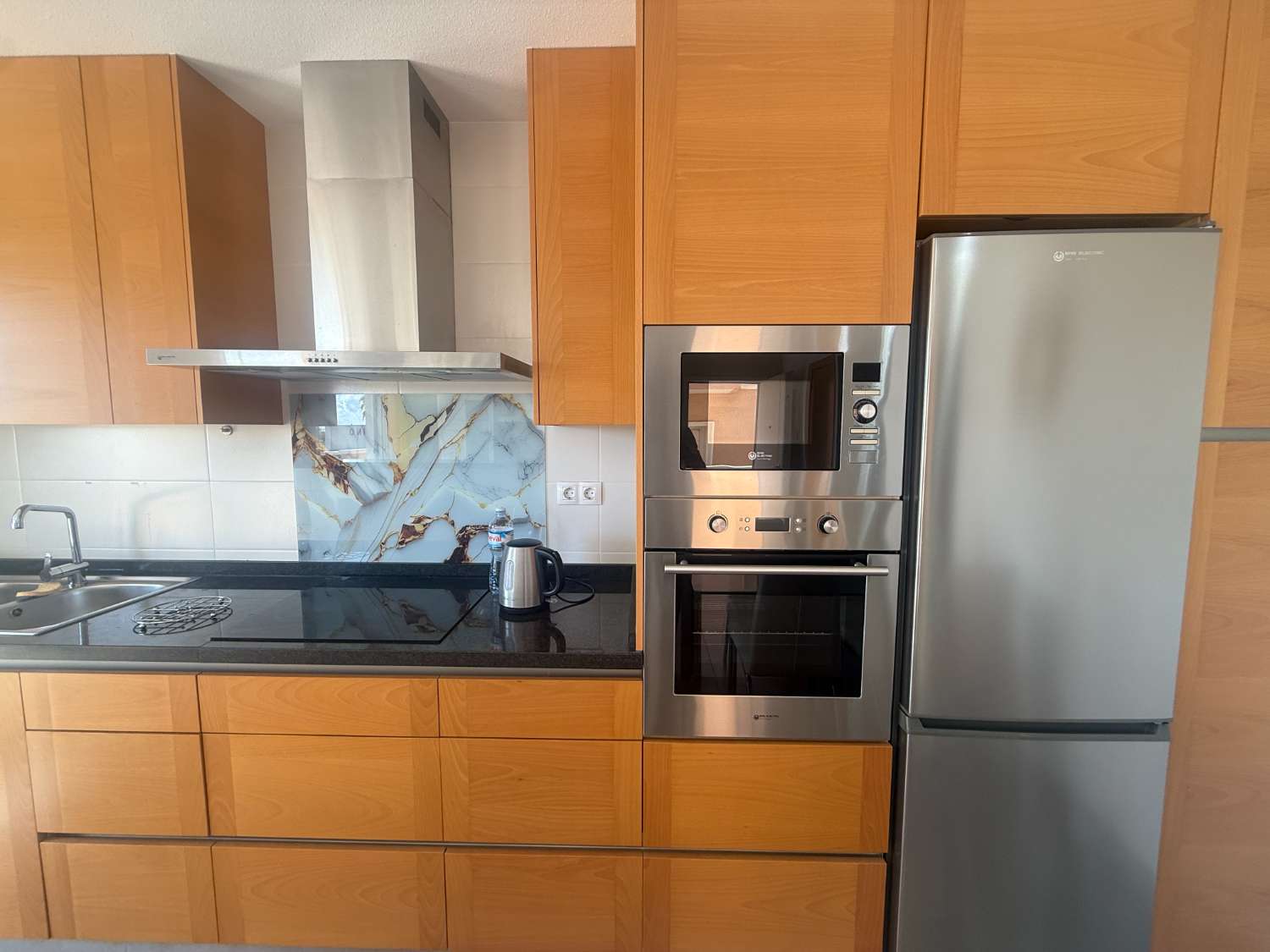 Apartamento con 2 dormitorios, 2 baños, gran terraza y solárium en Punta Prima – Torrevieja