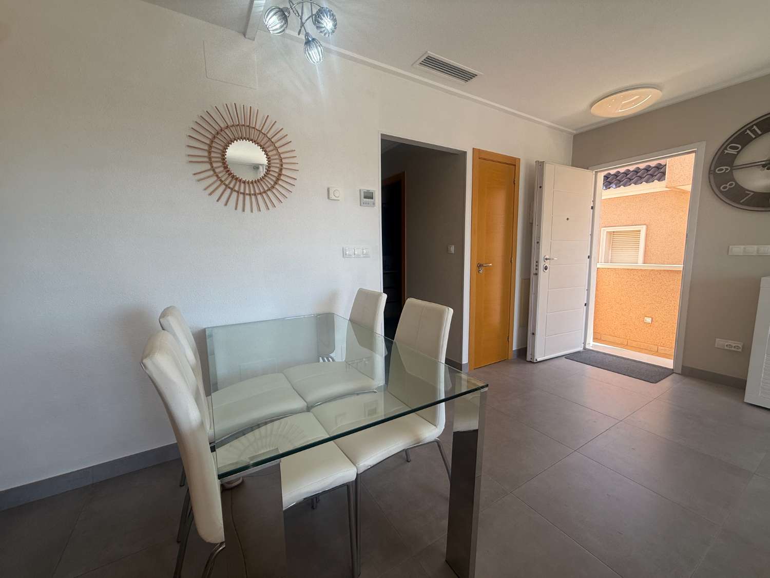 Apartamento con 2 dormitorios, 2 baños, gran terraza y solárium en Punta Prima – Torrevieja