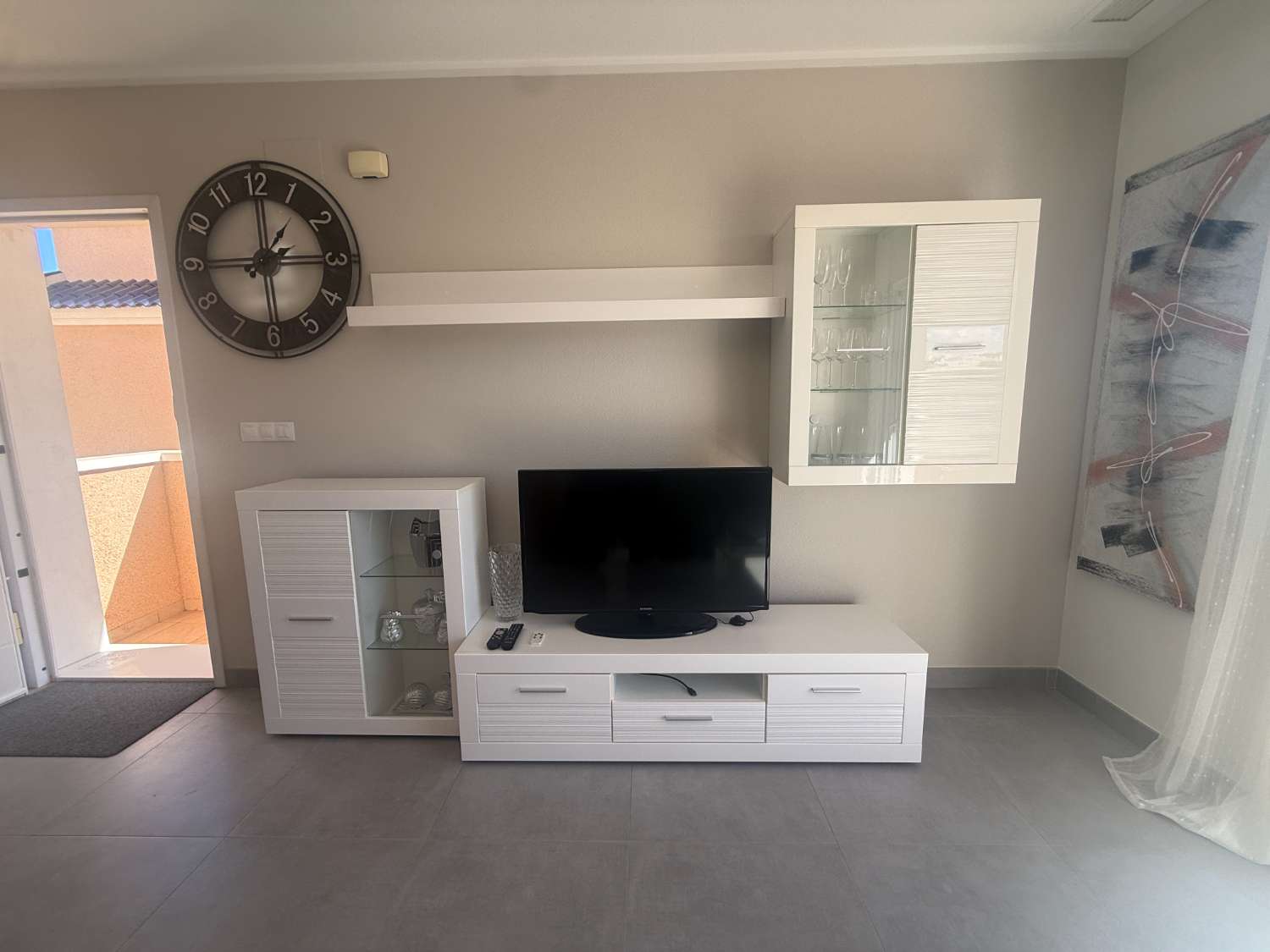Apartamento con 2 dormitorios, 2 baños, gran terraza y solárium en Punta Prima – Torrevieja