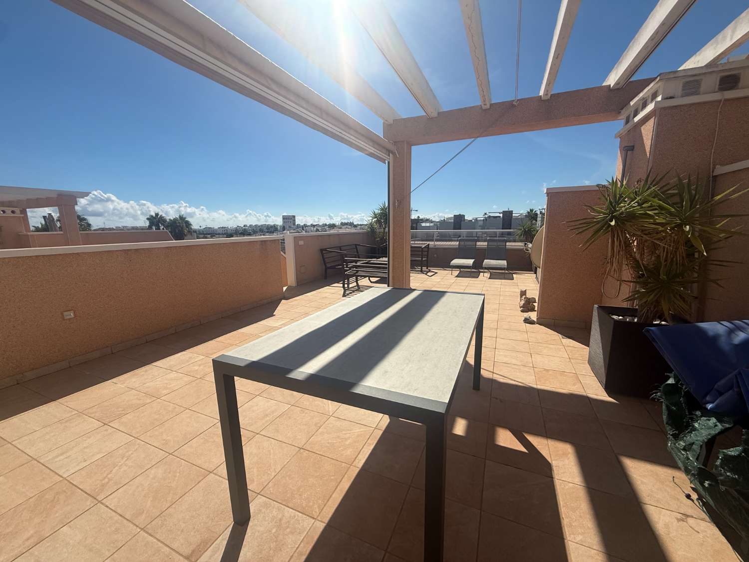 Apartamento con 2 dormitorios, 2 baños, gran terraza y solárium en Punta Prima – Torrevieja