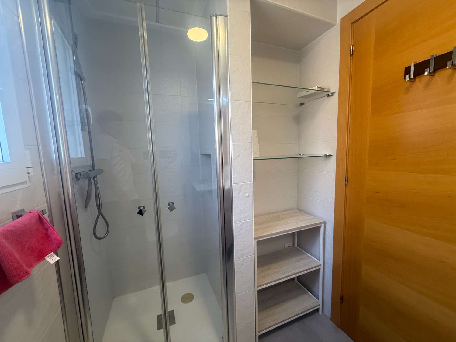Apartamento con 2 dormitorios, 2 baños, gran terraza y solárium en Punta Prima – Torrevieja