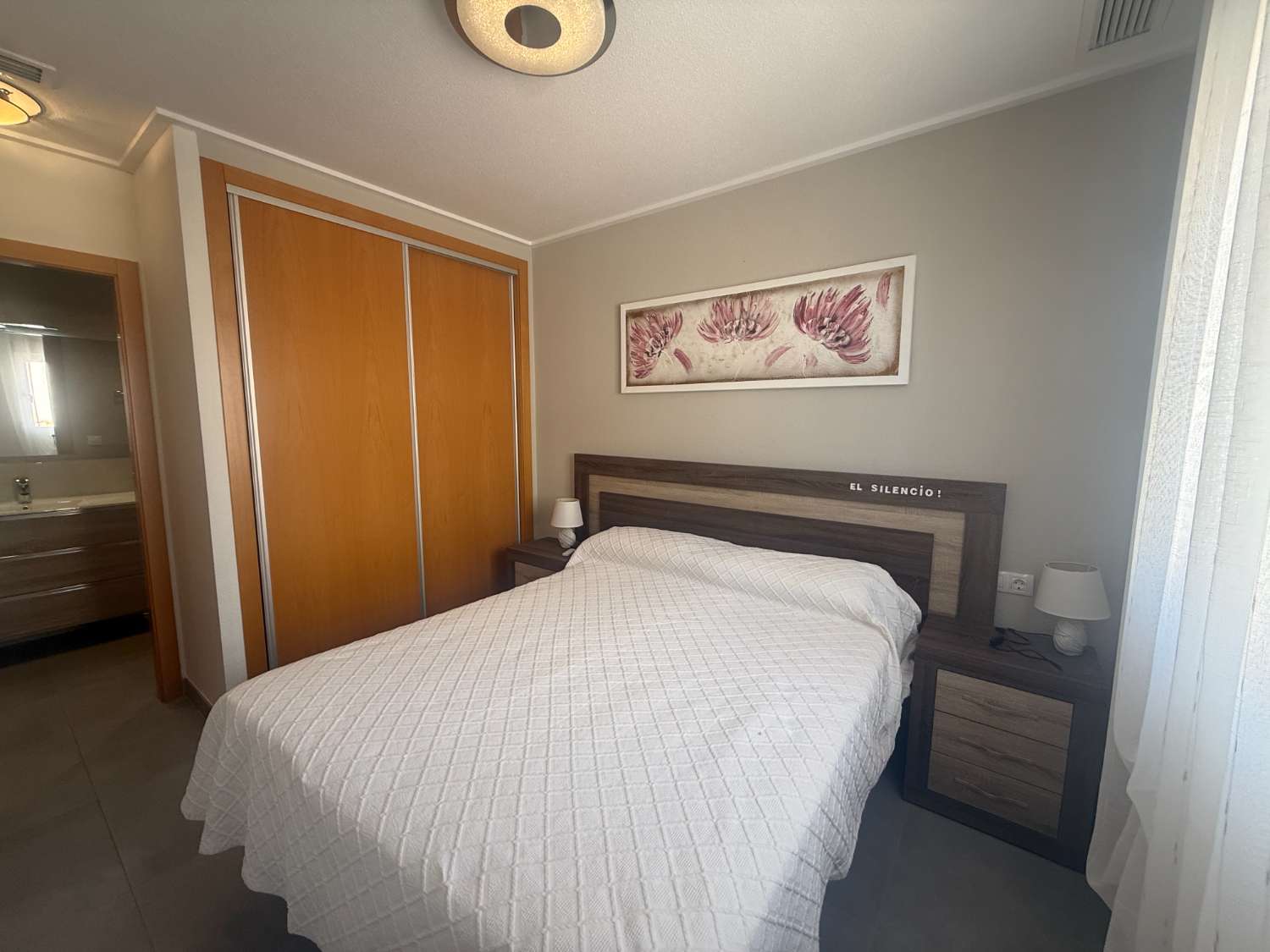 Apartamento con 2 dormitorios, 2 baños, gran terraza y solárium en Punta Prima – Torrevieja