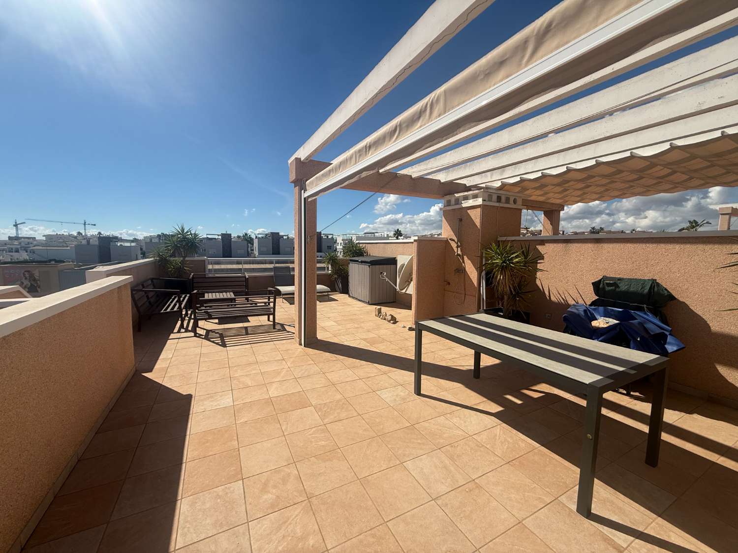 Apartamento con 2 dormitorios, 2 baños, gran terraza y solárium en Punta Prima – Torrevieja