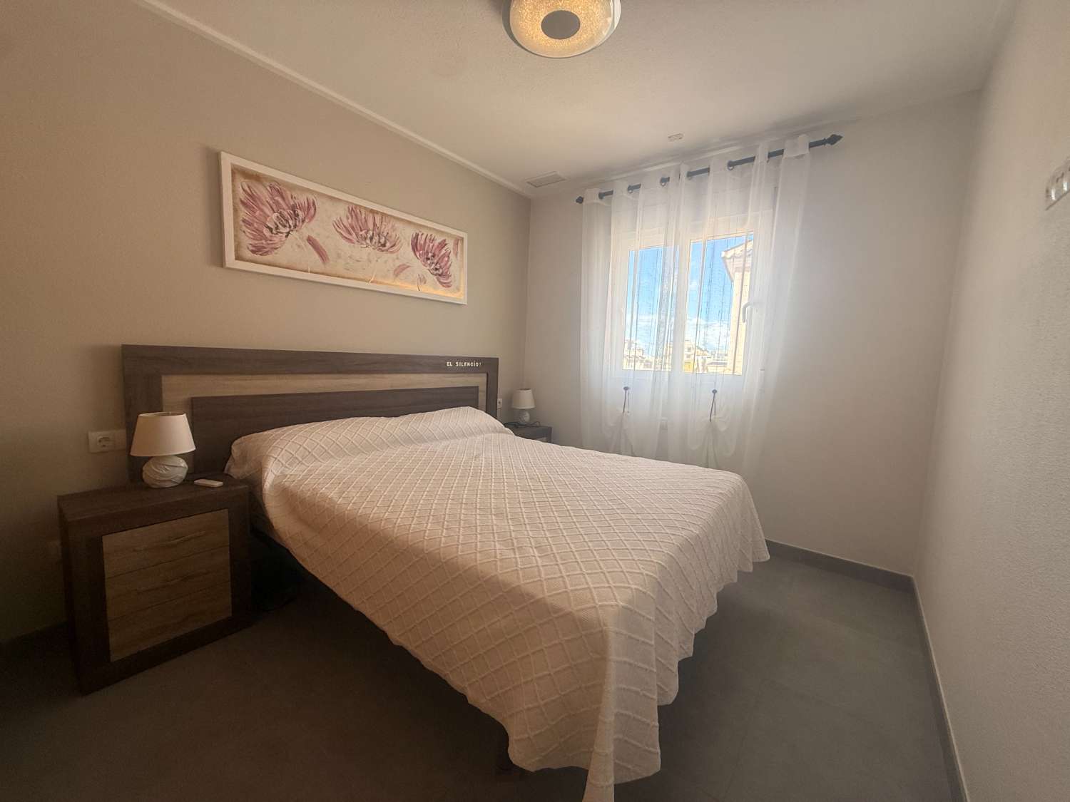 Apartamento con 2 dormitorios, 2 baños, gran terraza y solárium en Punta Prima – Torrevieja