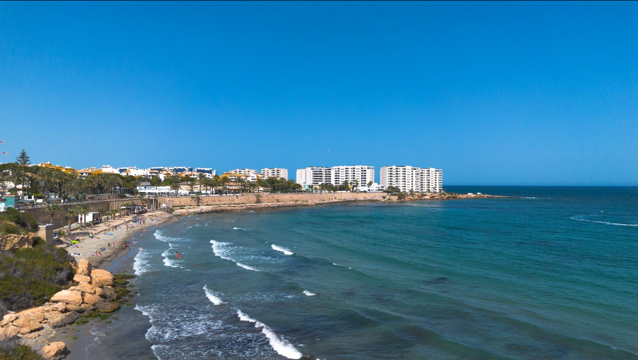 Apartamento con 2 dormitorios, 2 baños, gran terraza y solárium en Punta Prima – Torrevieja