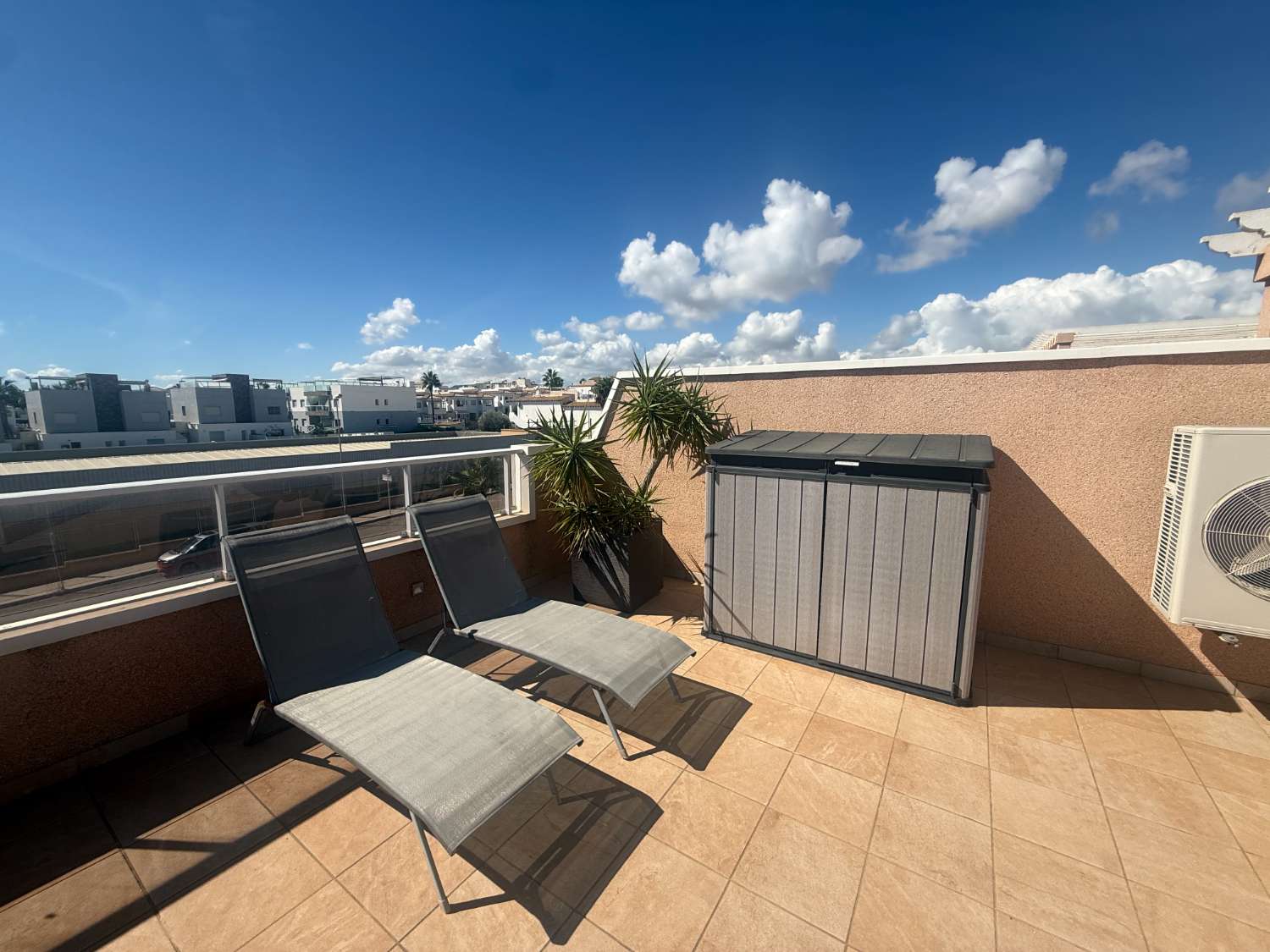 Apartamento con 2 dormitorios, 2 baños, gran terraza y solárium en Punta Prima – Torrevieja