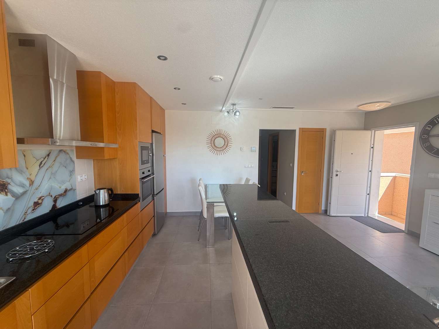 Apartamento con 2 dormitorios, 2 baños, gran terraza y solárium en Punta Prima – Torrevieja