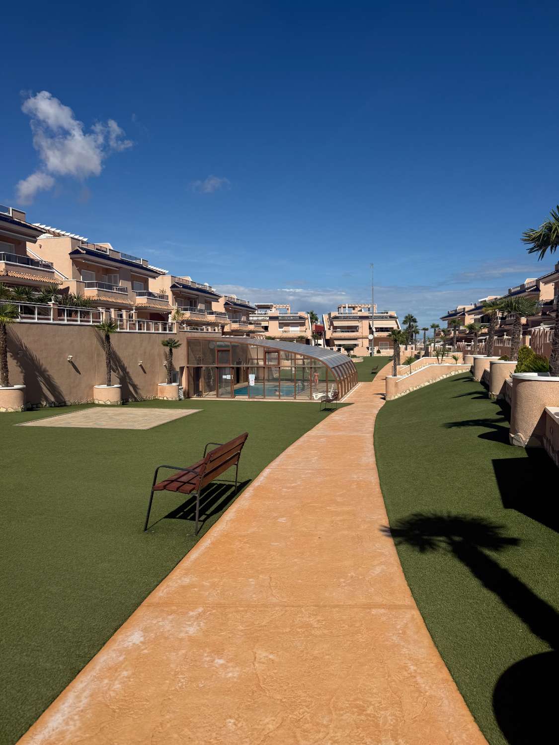 Apartamento con 2 dormitorios, 2 baños, gran terraza y solárium en Punta Prima – Torrevieja