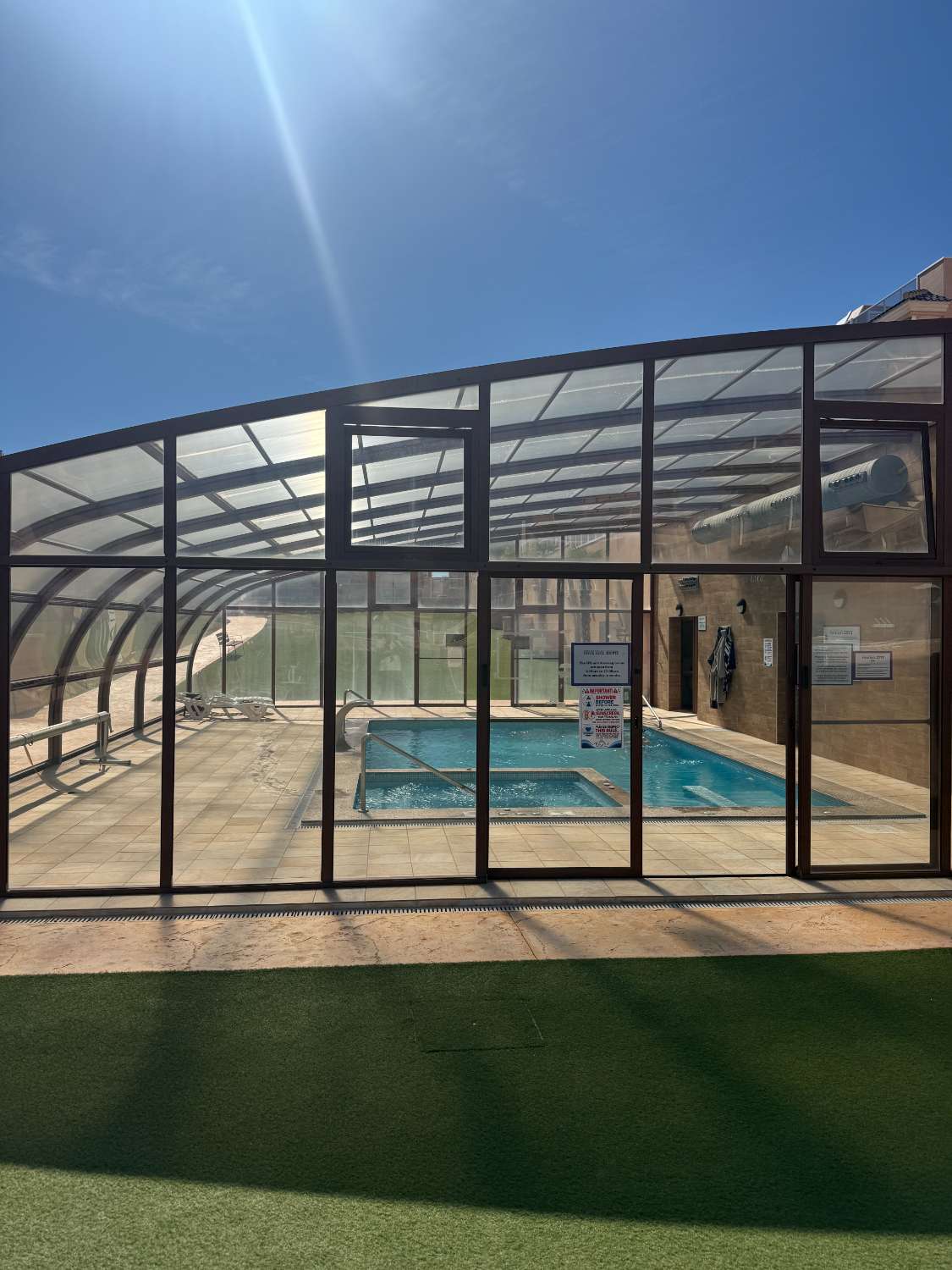 Apartamento con 2 dormitorios, 2 baños, gran terraza y solárium en Punta Prima – Torrevieja