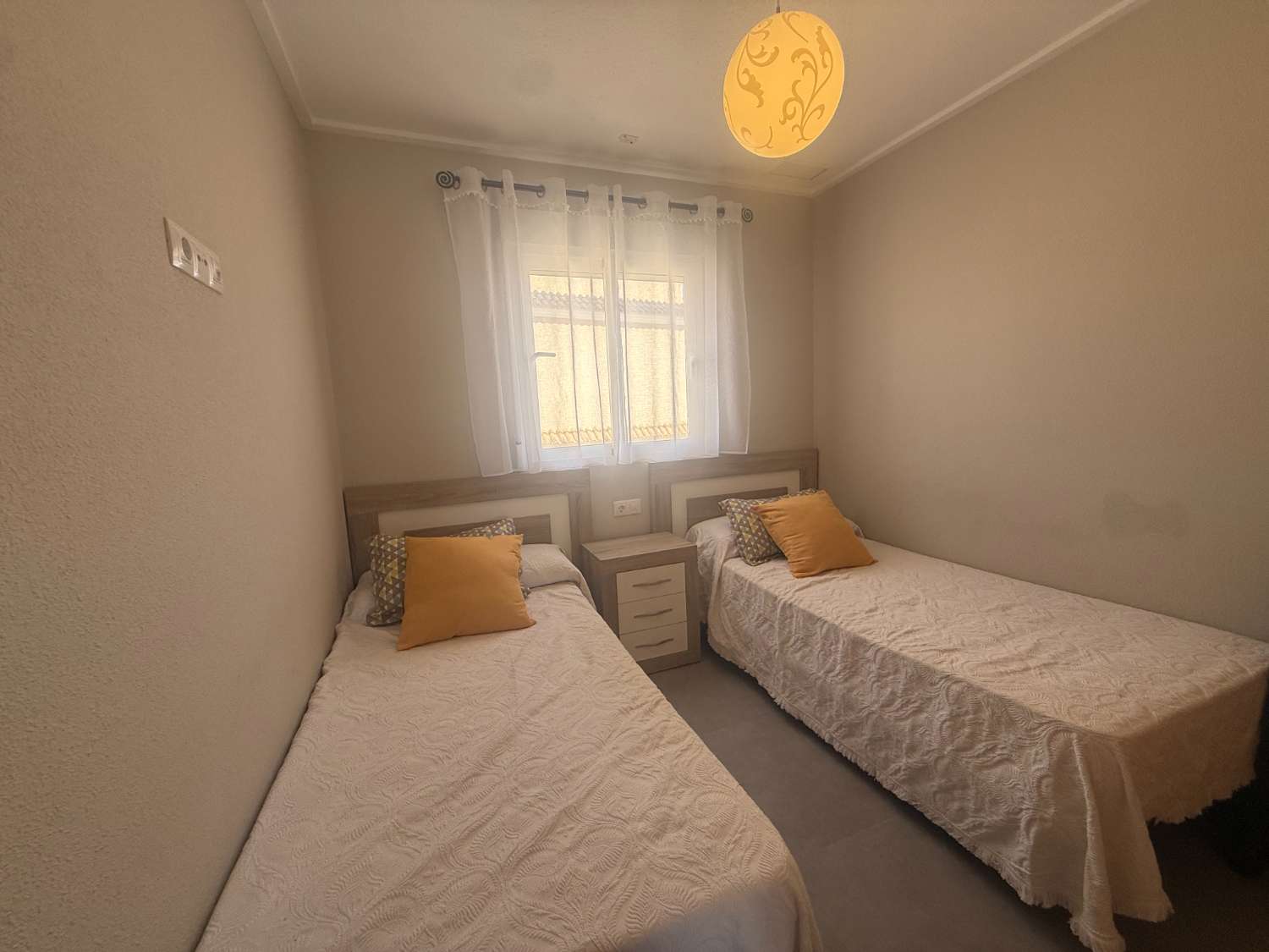 Apartamento con 2 dormitorios, 2 baños, gran terraza y solárium en Punta Prima – Torrevieja