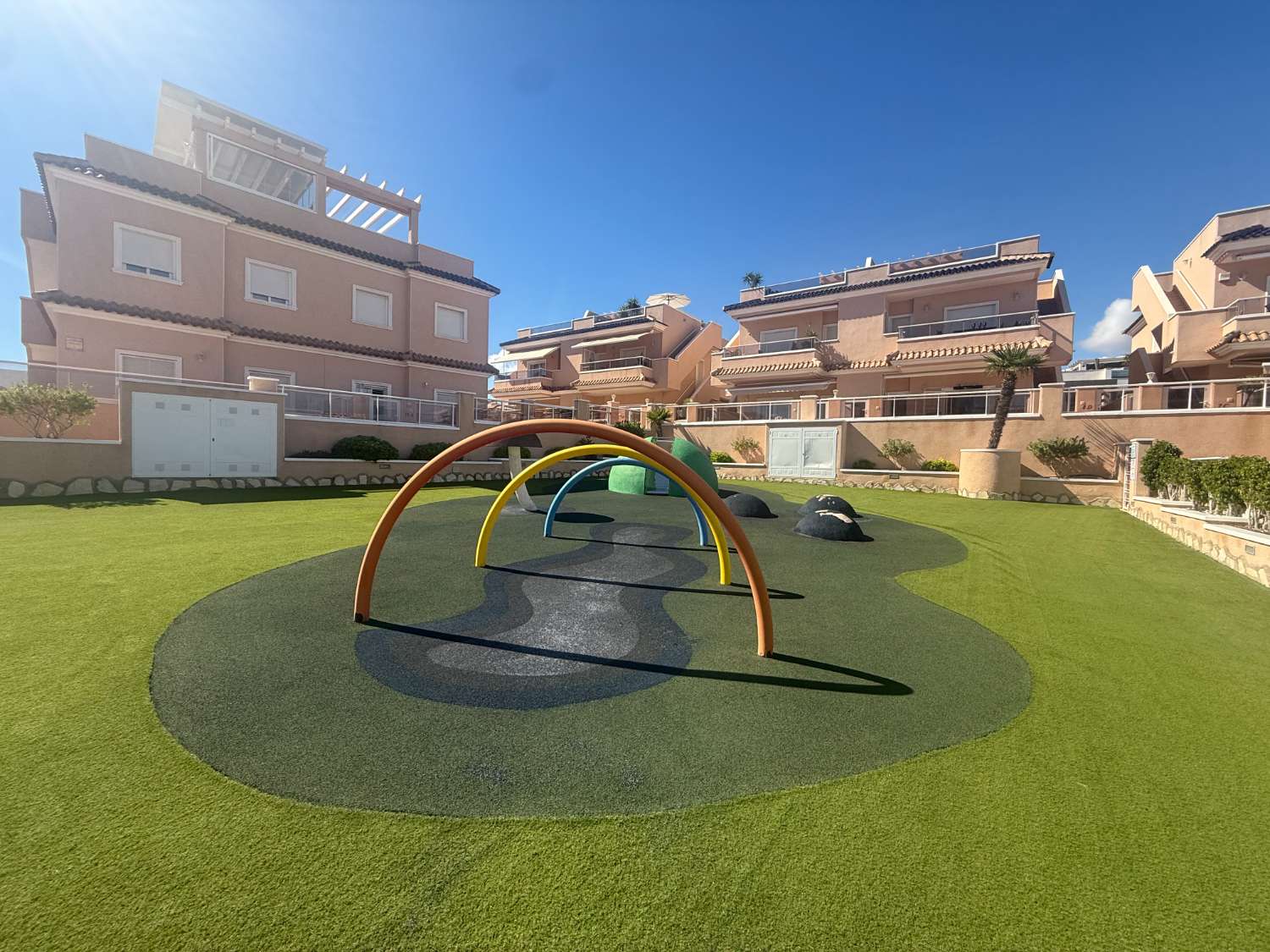 Apartamento con 2 dormitorios, 2 baños, gran terraza y solárium en Punta Prima – Torrevieja
