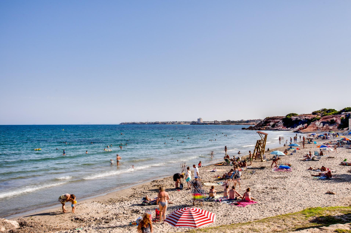 Apartamento con 2 dormitorios, 2 baños, gran terraza y solárium en Punta Prima – Torrevieja
