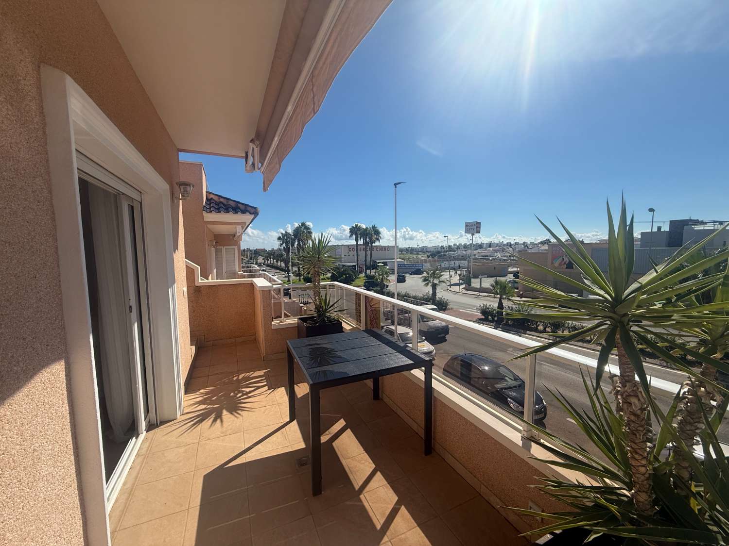 Apartamento con 2 dormitorios, 2 baños, gran terraza y solárium en Punta Prima – Torrevieja