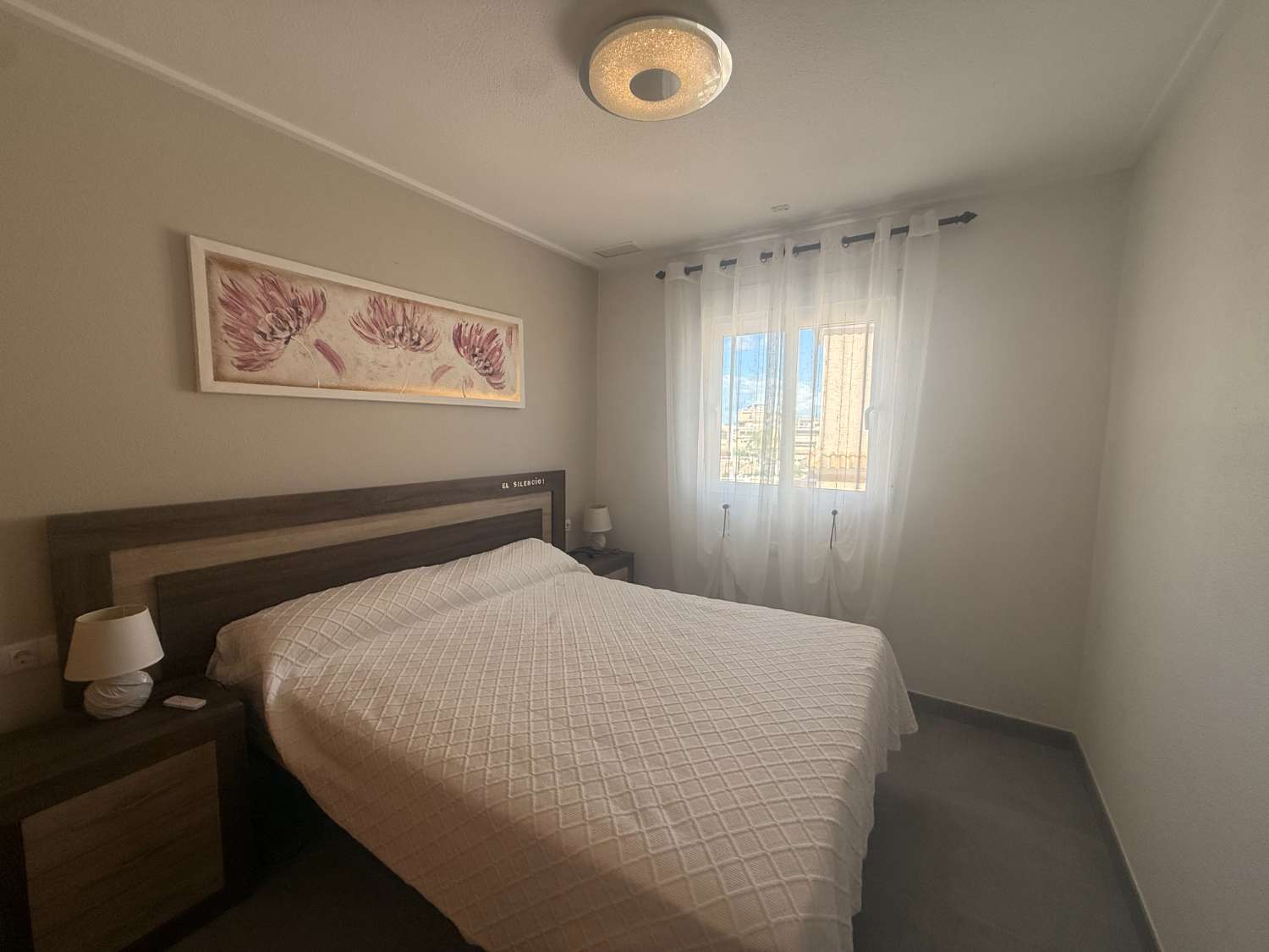 Apartamento con 2 dormitorios, 2 baños, gran terraza y solárium en Punta Prima – Torrevieja