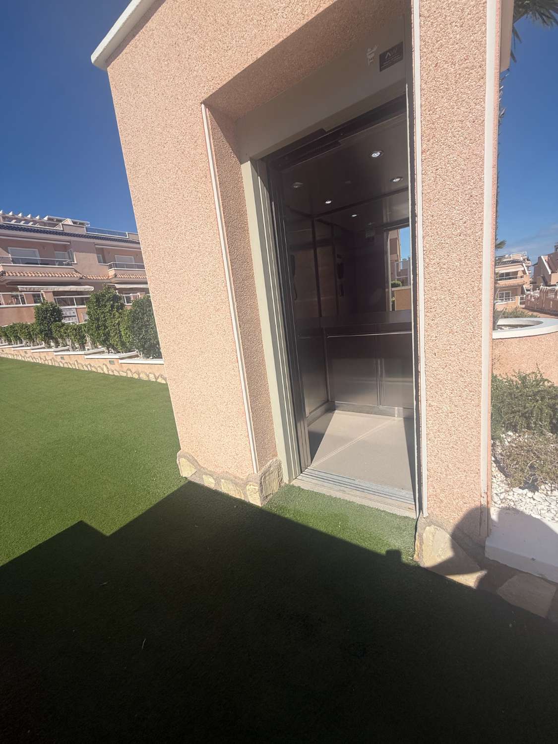 Apartamento con 2 dormitorios, 2 baños, gran terraza y solárium en Punta Prima – Torrevieja