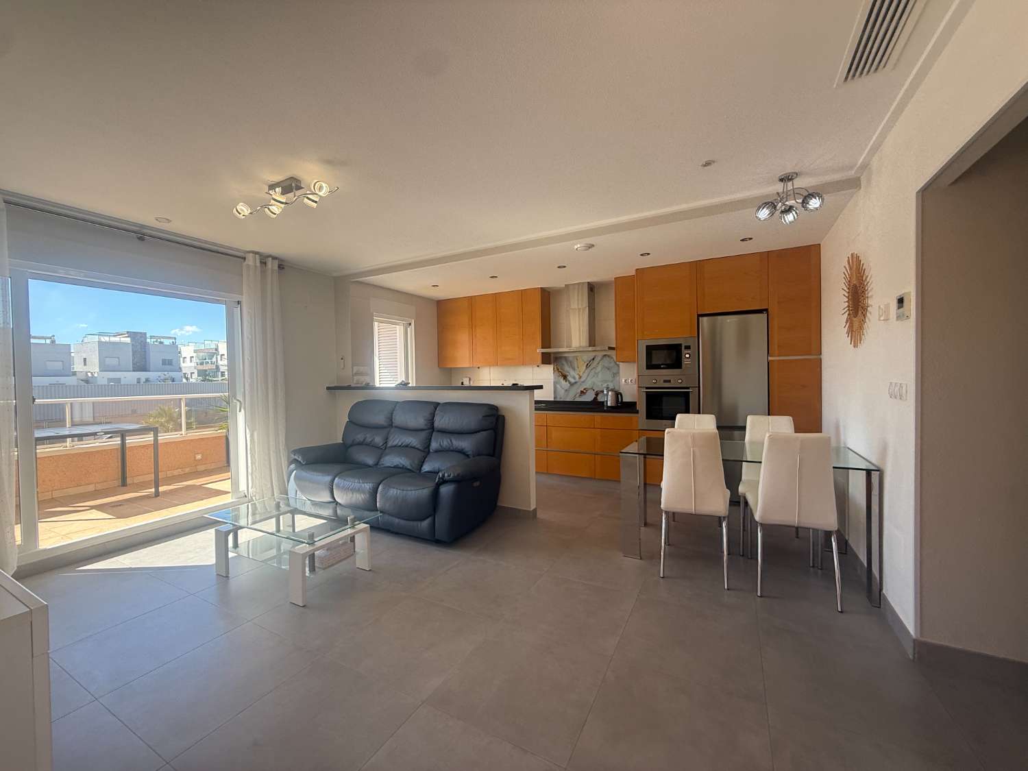 Apartamento con 2 dormitorios, 2 baños, gran terraza y solárium en Punta Prima – Torrevieja