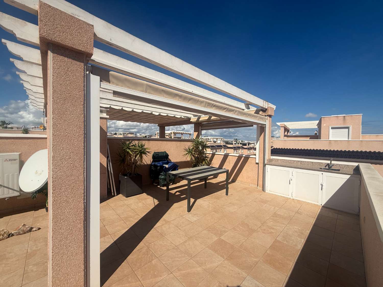 Apartamento con 2 dormitorios, 2 baños, gran terraza y solárium en Punta Prima – Torrevieja