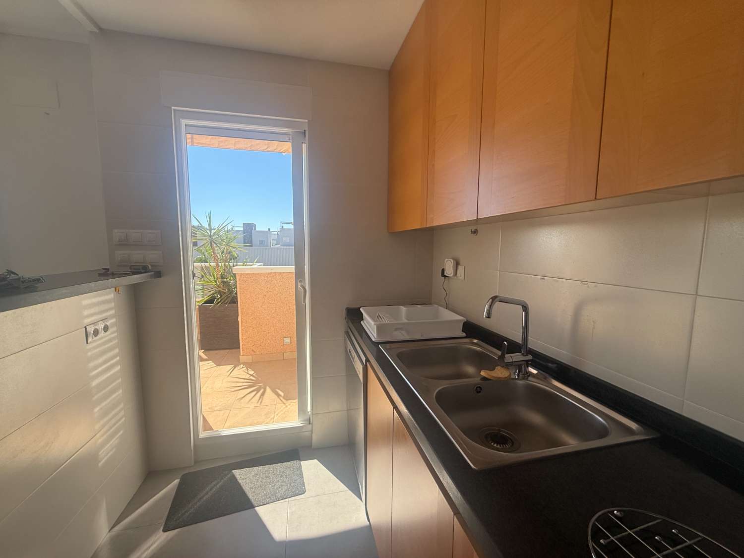 Apartamento con 2 dormitorios, 2 baños, gran terraza y solárium en Punta Prima – Torrevieja