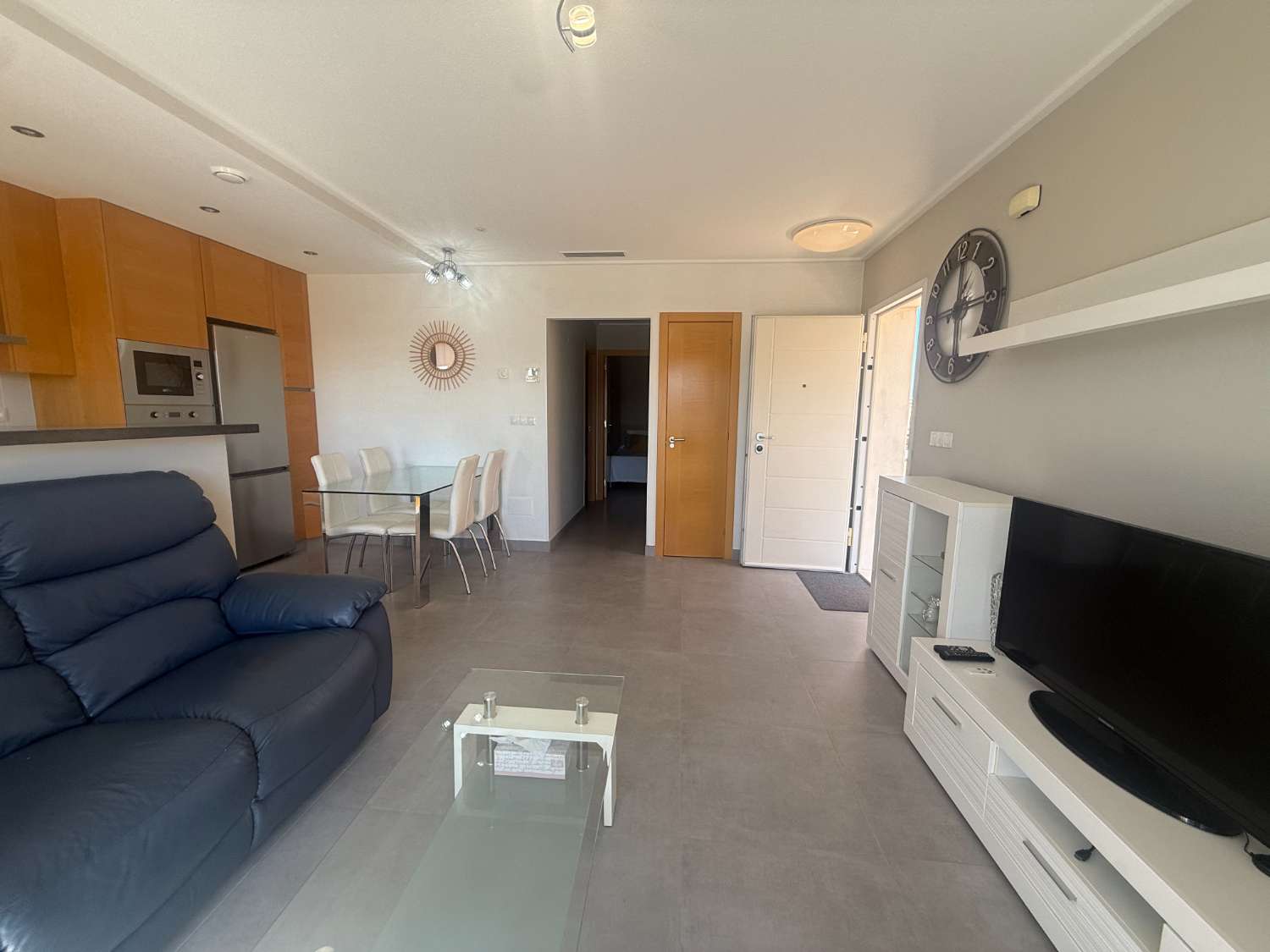 Apartamento con 2 dormitorios, 2 baños, gran terraza y solárium en Punta Prima – Torrevieja