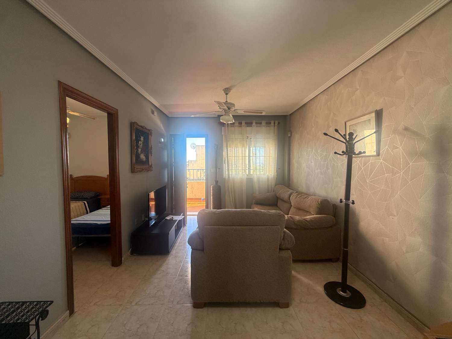 Estupendo apartamento con vistas al mar.