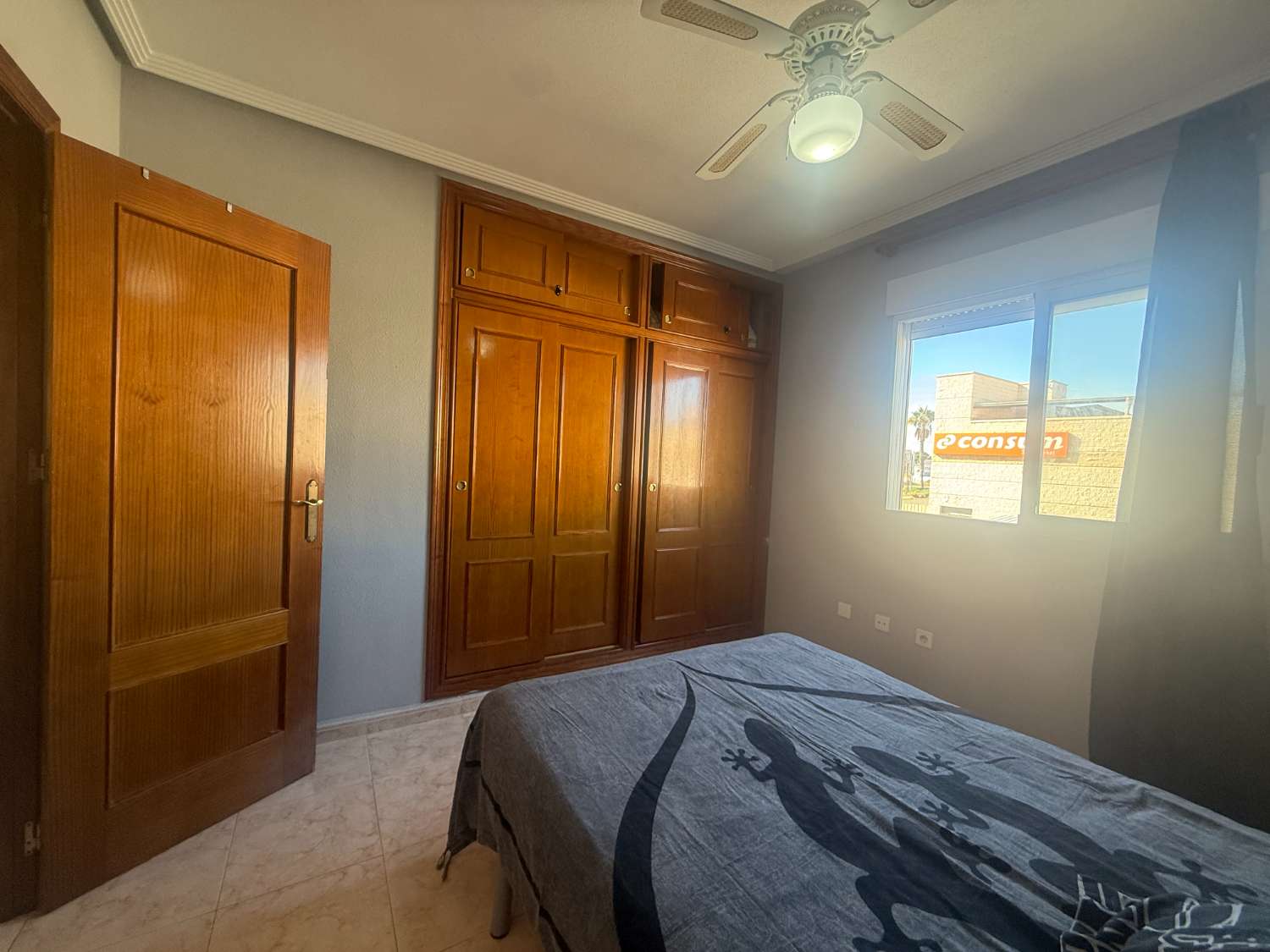 Estupendo apartamento con vistas al mar.