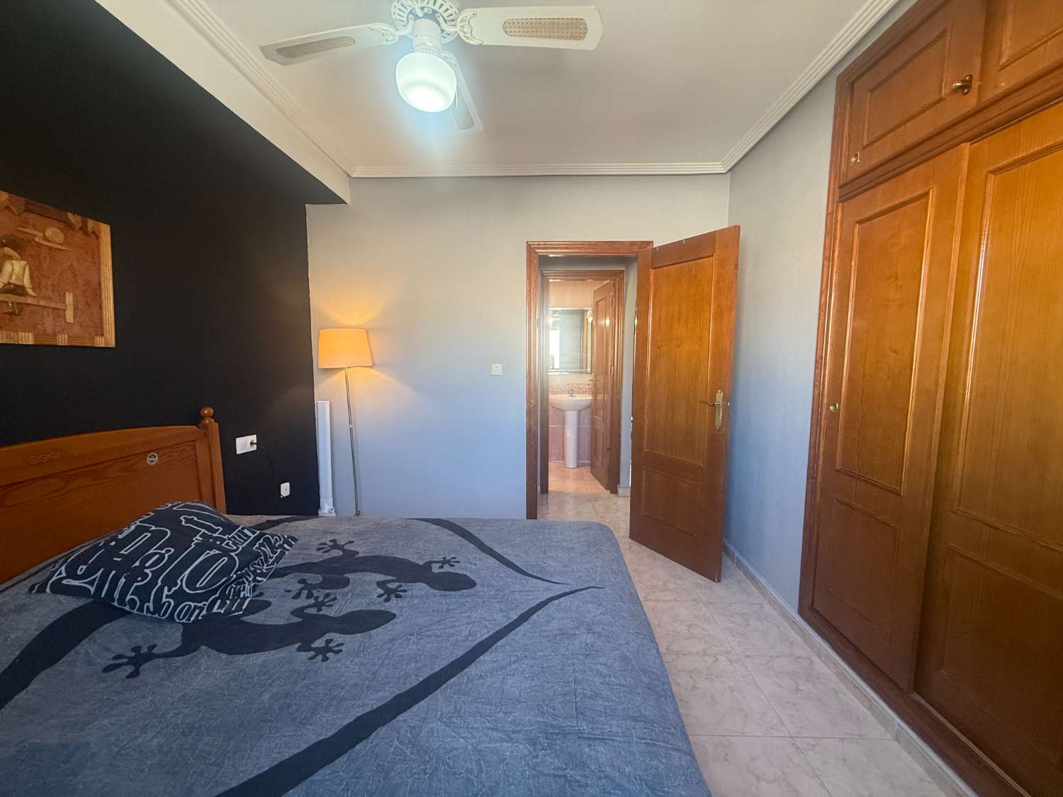 Estupendo apartamento con vistas al mar.