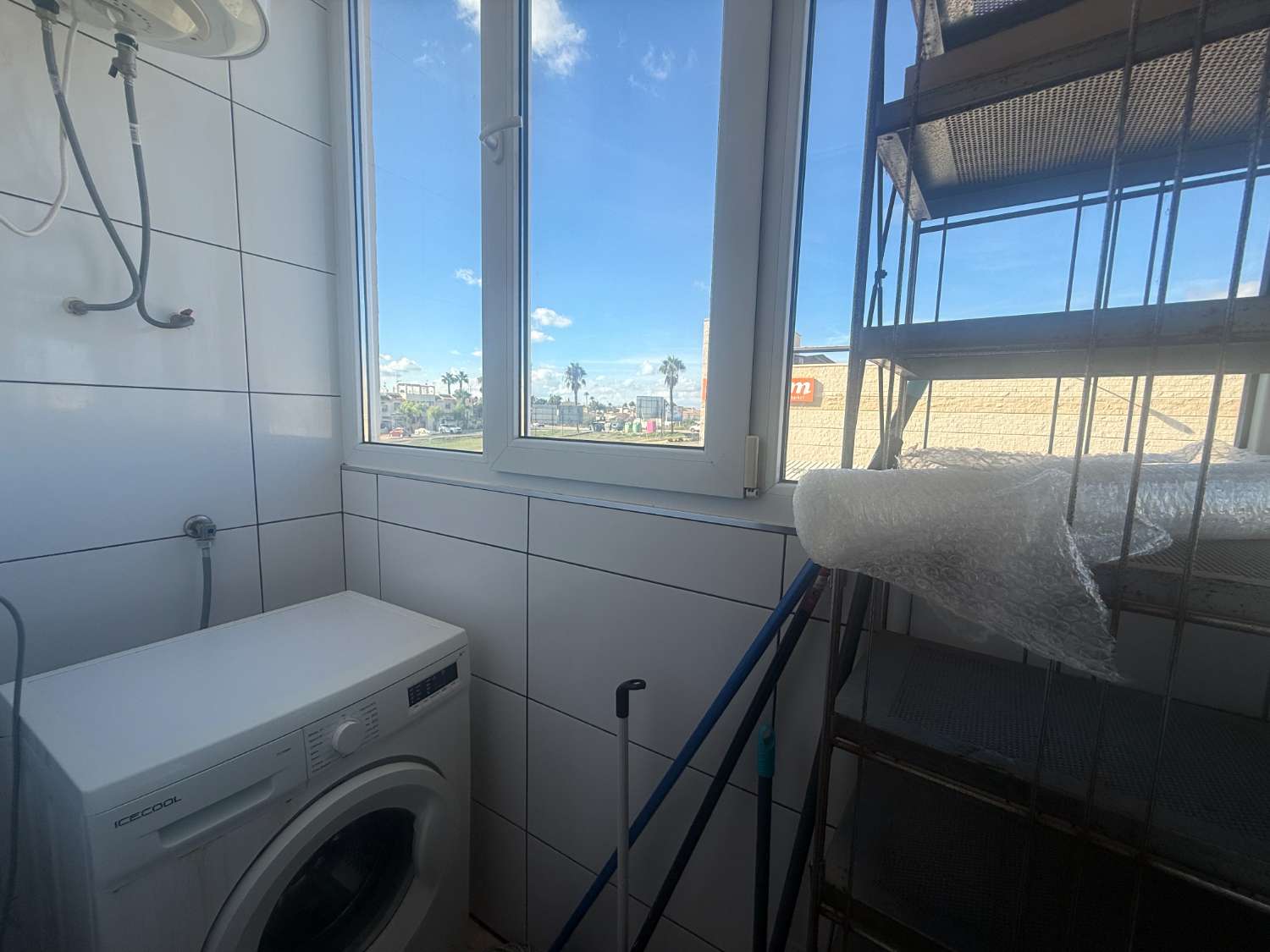 Estupendo apartamento con vistas al mar.