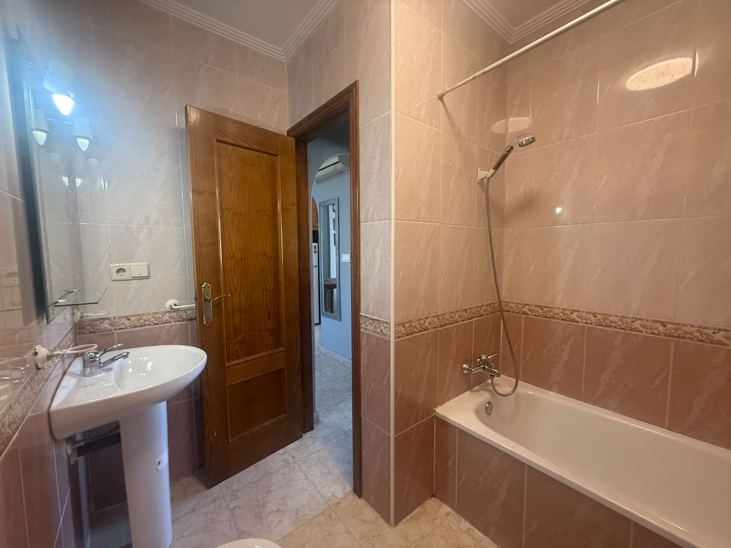 Estupendo apartamento con vistas al mar.