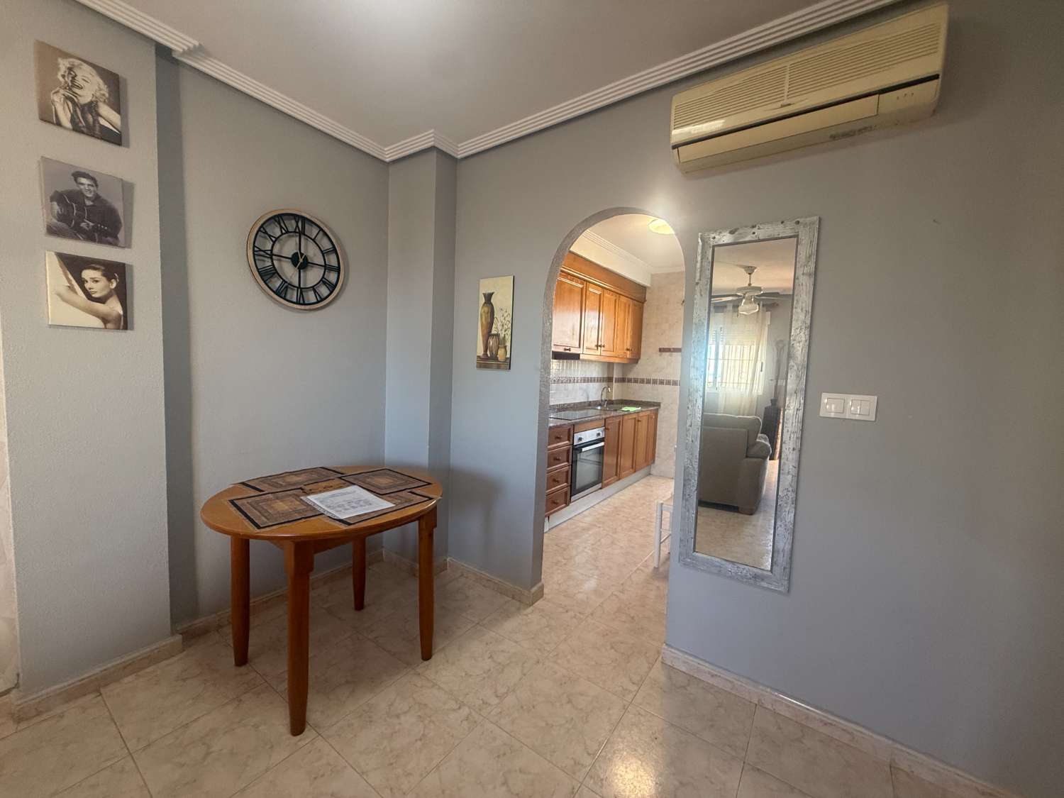 Estupendo apartamento con vistas al mar.