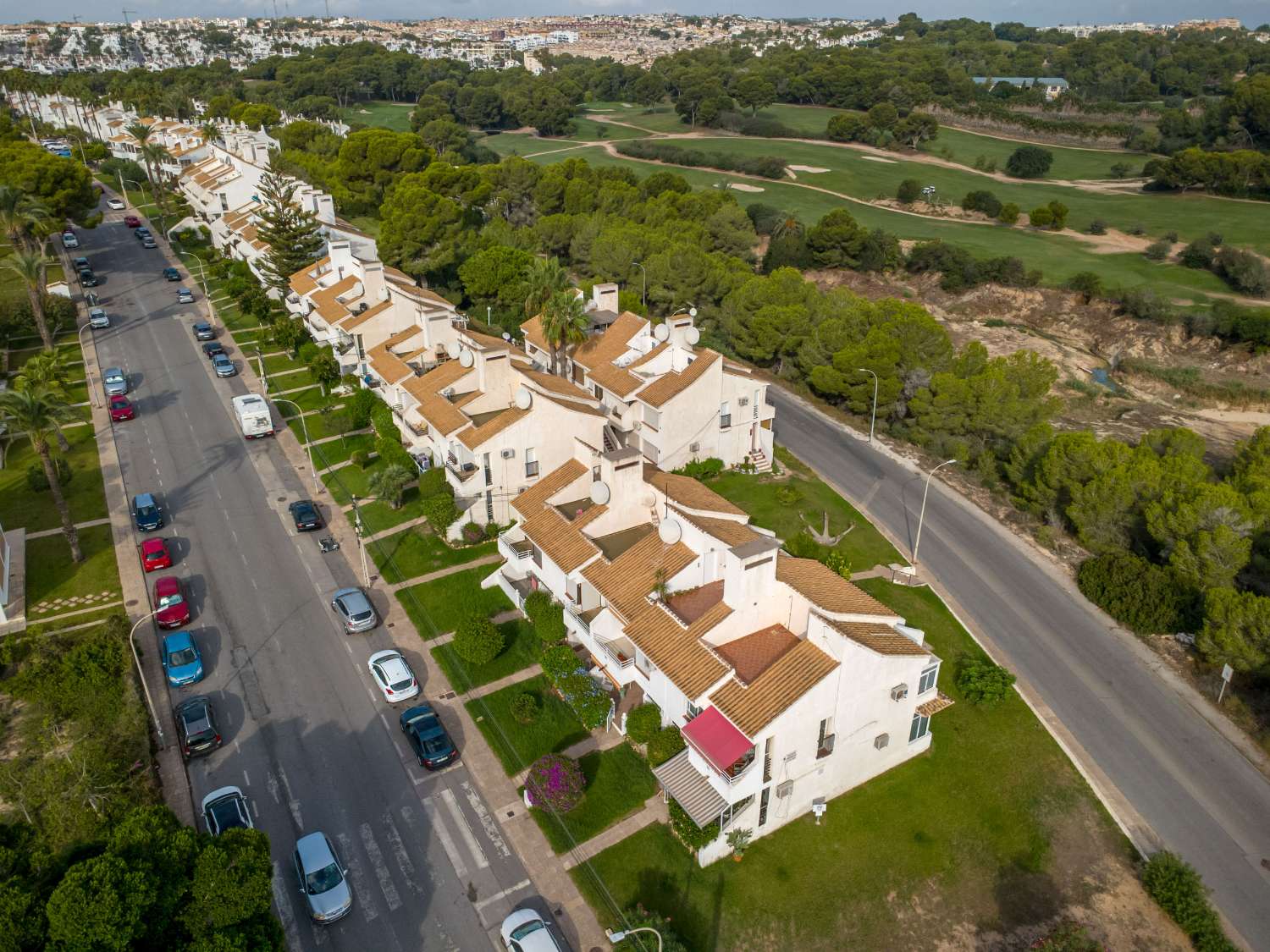 Edificio de 2 habitaciones totalmente renovado con amplia terraza en Villamartín