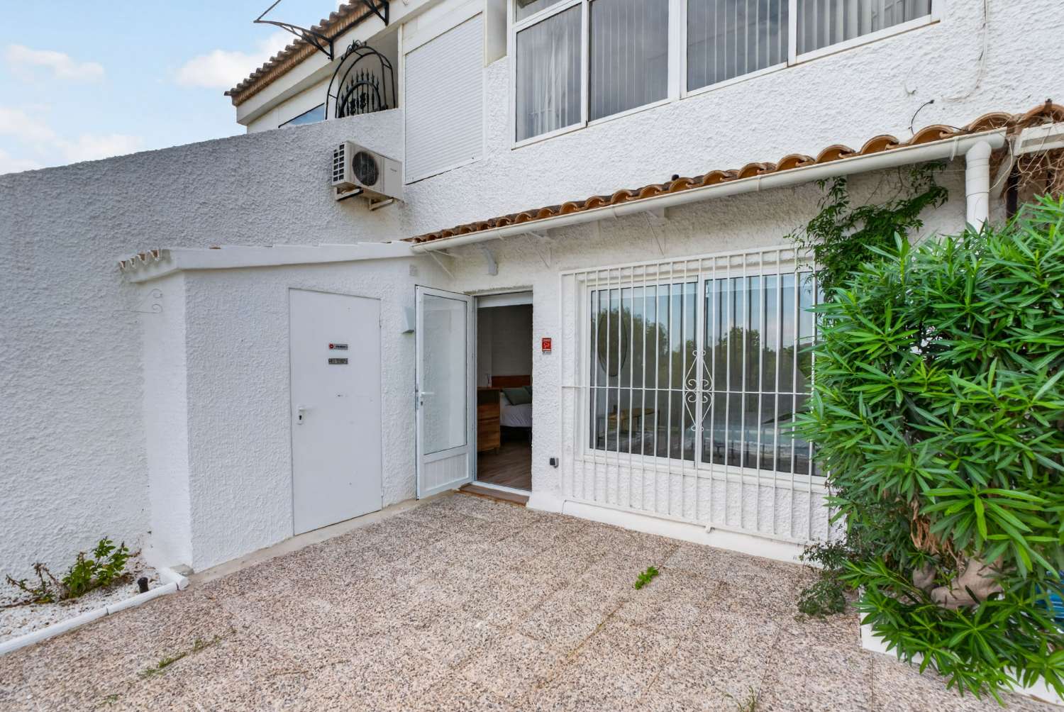Edificio de 2 habitaciones totalmente renovado con amplia terraza en Villamartín