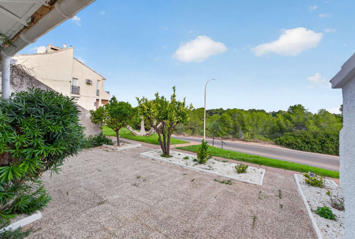 Edificio de 2 habitaciones totalmente renovado con amplia terraza en Villamartín