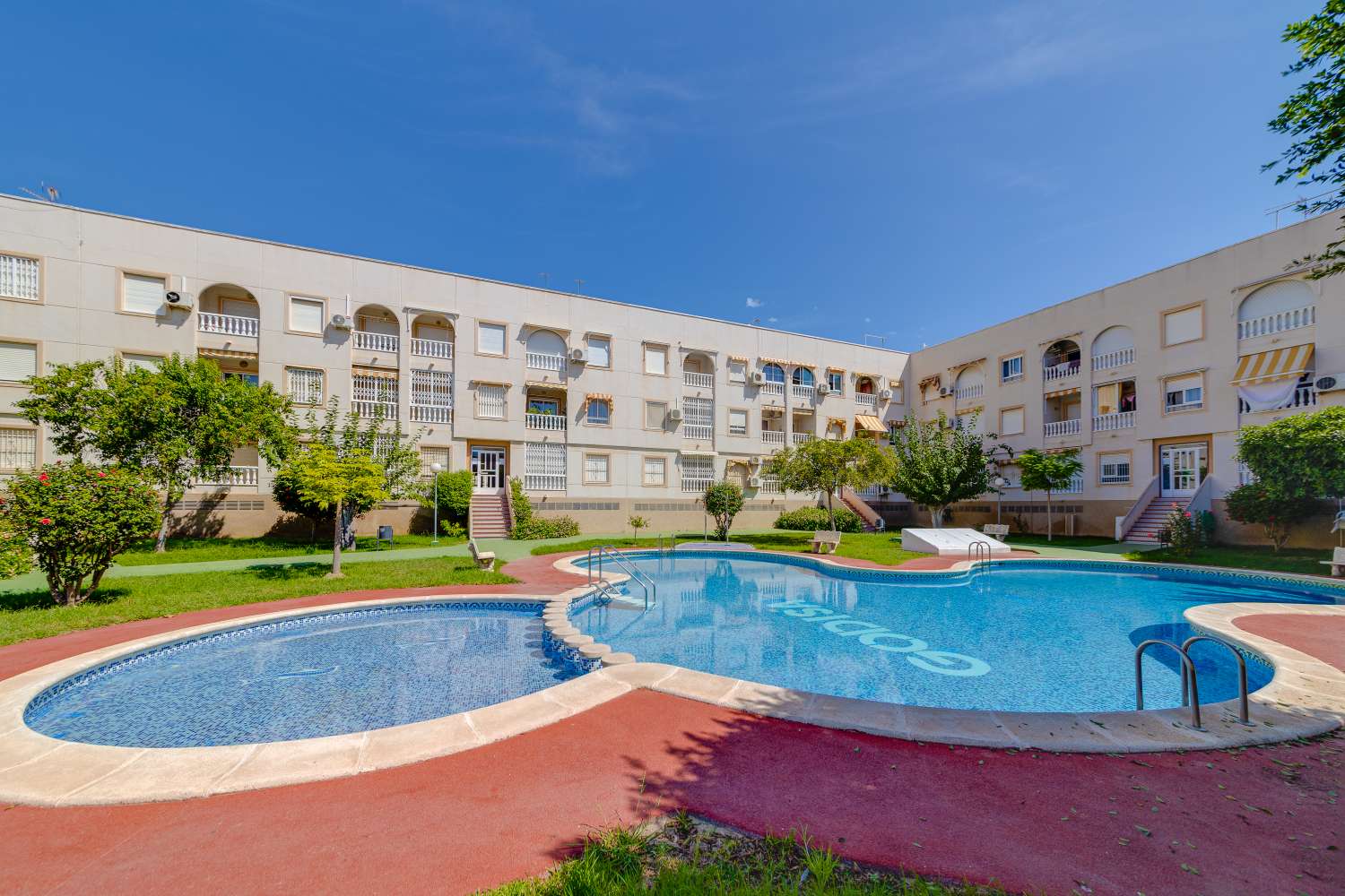 Piso céntrico en Torrevieja con garaje y piscina comunitaria