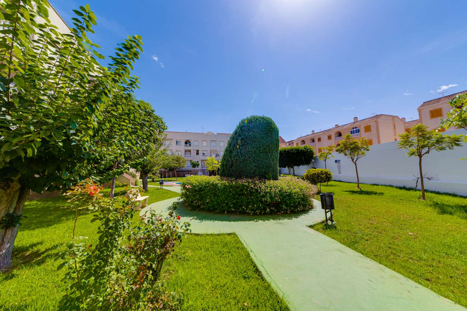 Piso céntrico en Torrevieja con garaje y piscina comunitaria