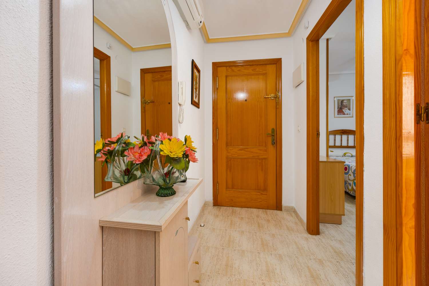 Piso céntrico en Torrevieja con garaje y piscina comunitaria