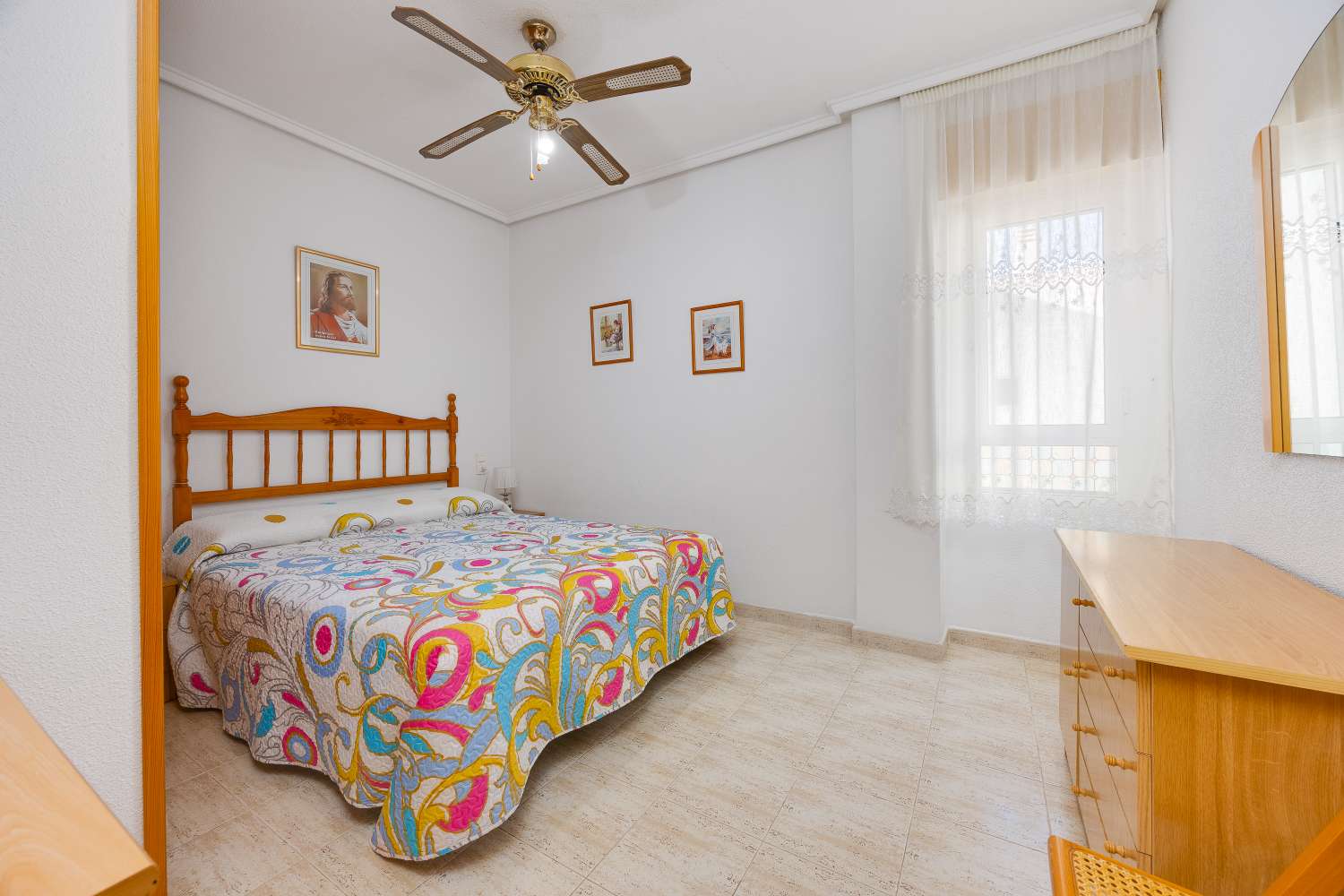 Piso céntrico en Torrevieja con garaje y piscina comunitaria