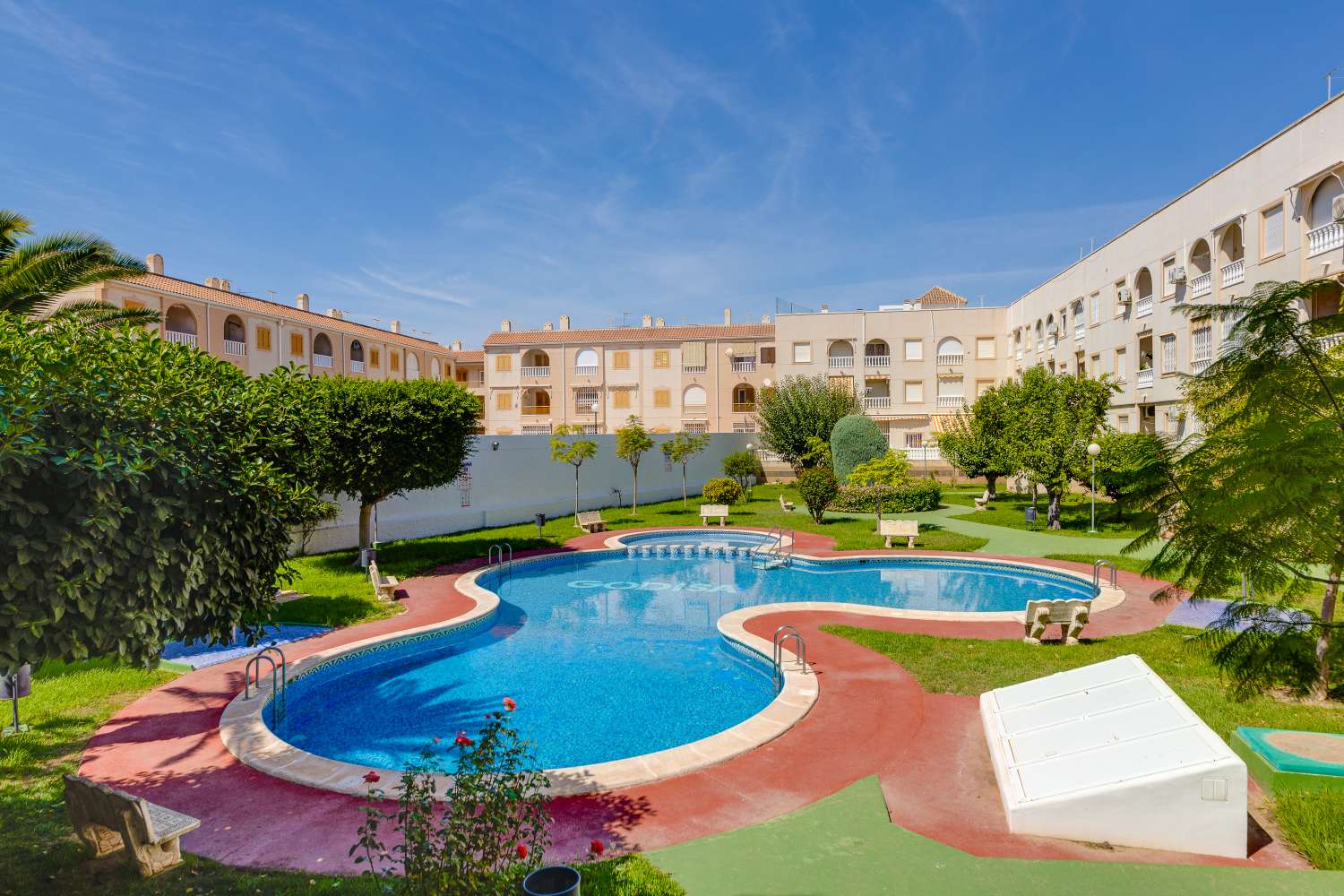 Piso céntrico en Torrevieja con garaje y piscina comunitaria