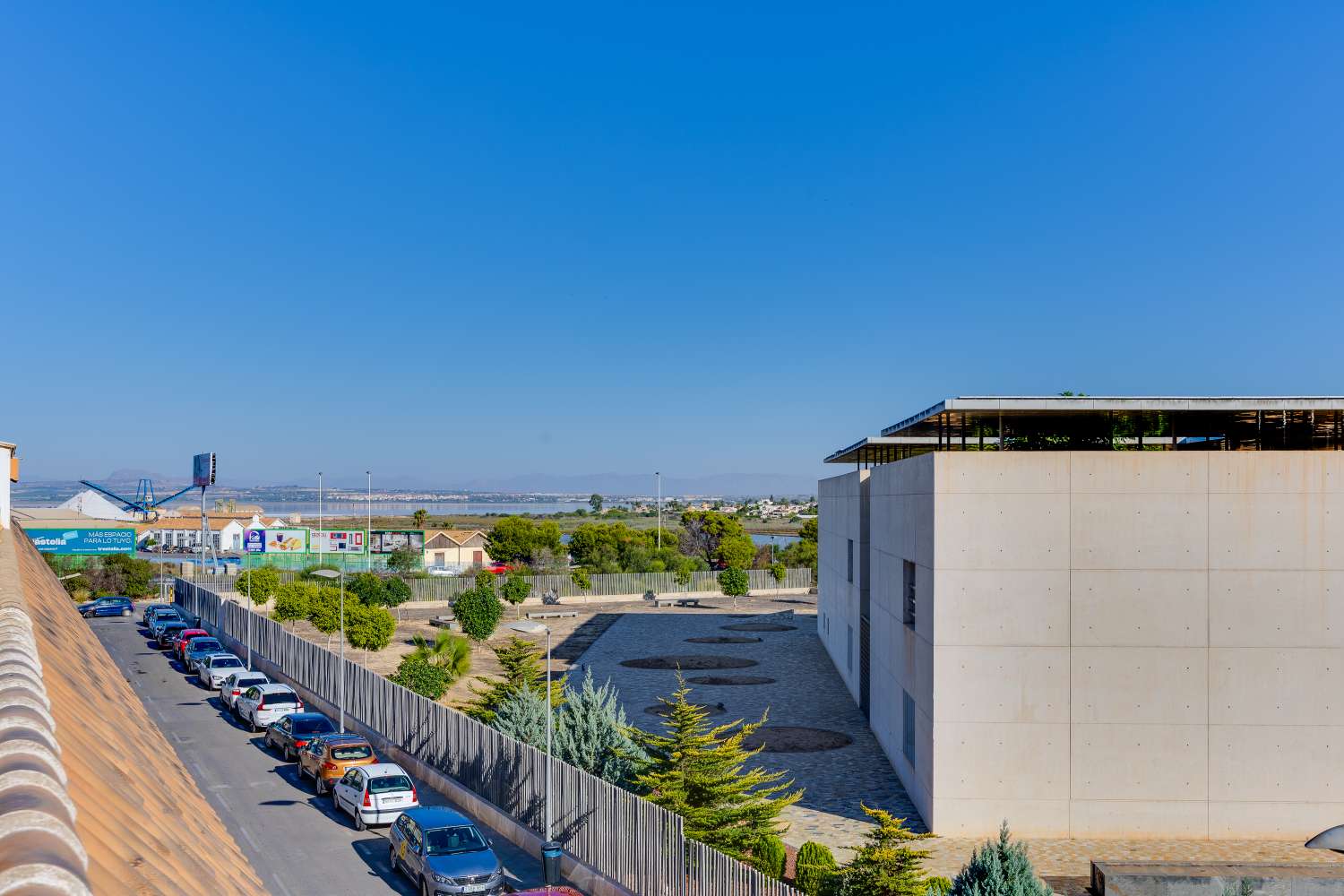 Piso céntrico en Torrevieja con garaje y piscina comunitaria