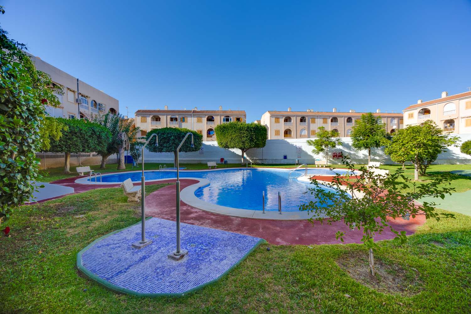Piso céntrico en Torrevieja con garaje y piscina comunitaria