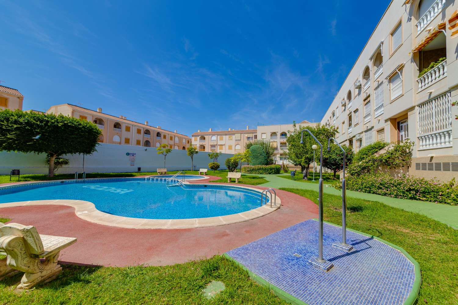 Piso céntrico en Torrevieja con garaje y piscina comunitaria