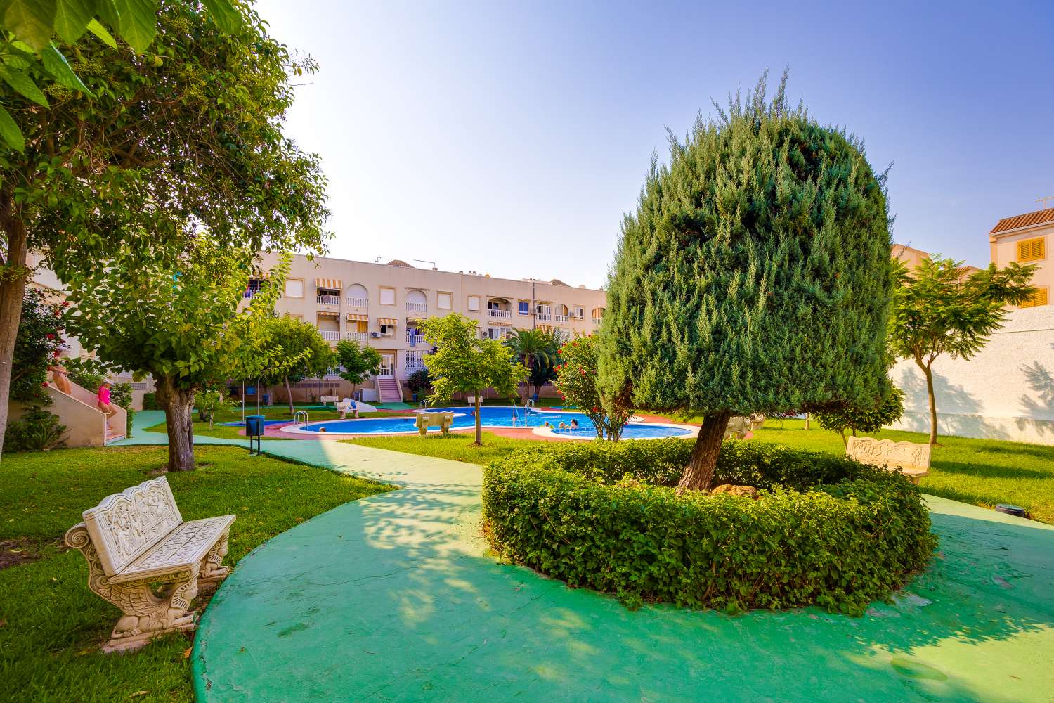 Piso céntrico en Torrevieja con garaje y piscina comunitaria