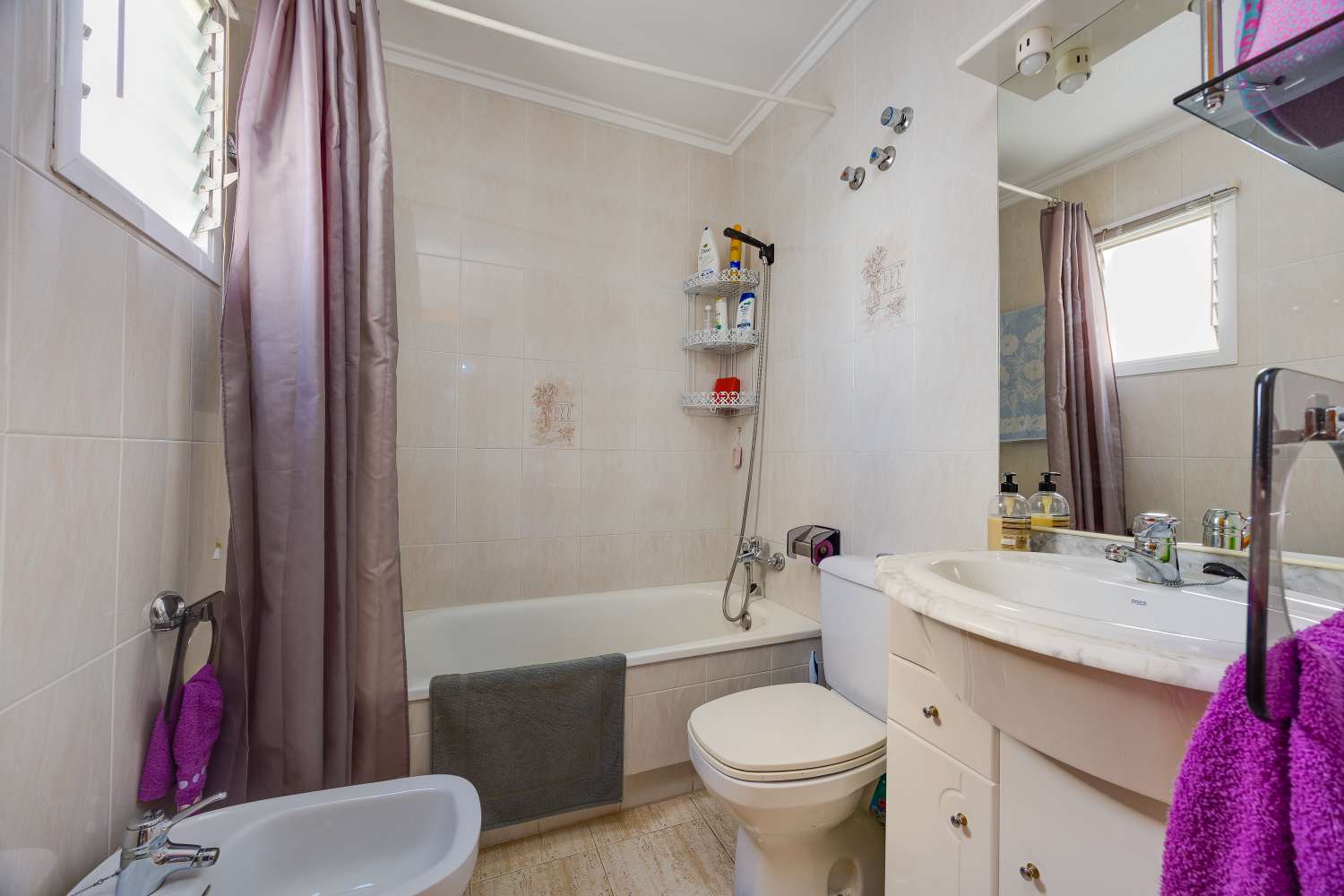 Piso céntrico en Torrevieja con garaje y piscina comunitaria