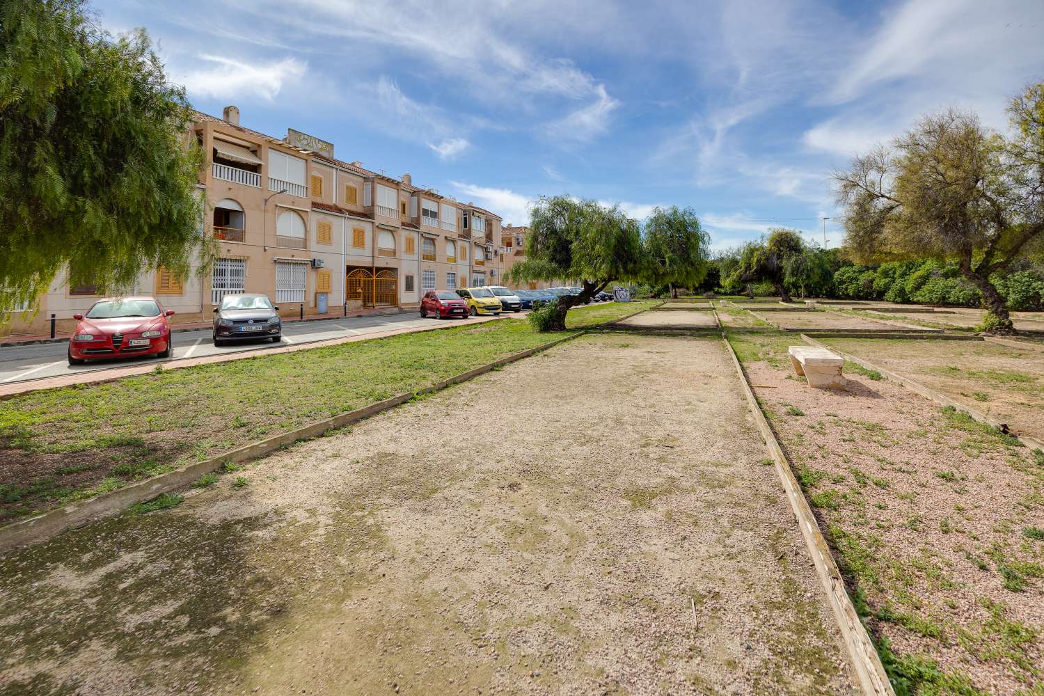 Piso céntrico en Torrevieja con garaje y piscina comunitaria