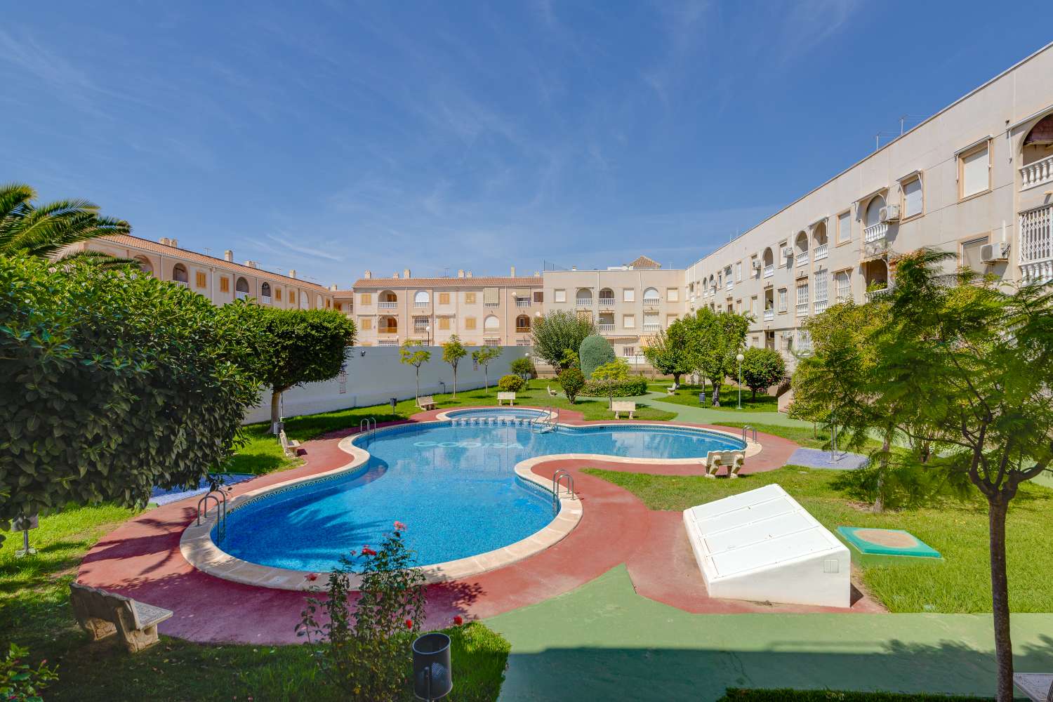 Piso céntrico en Torrevieja con garaje y piscina comunitaria