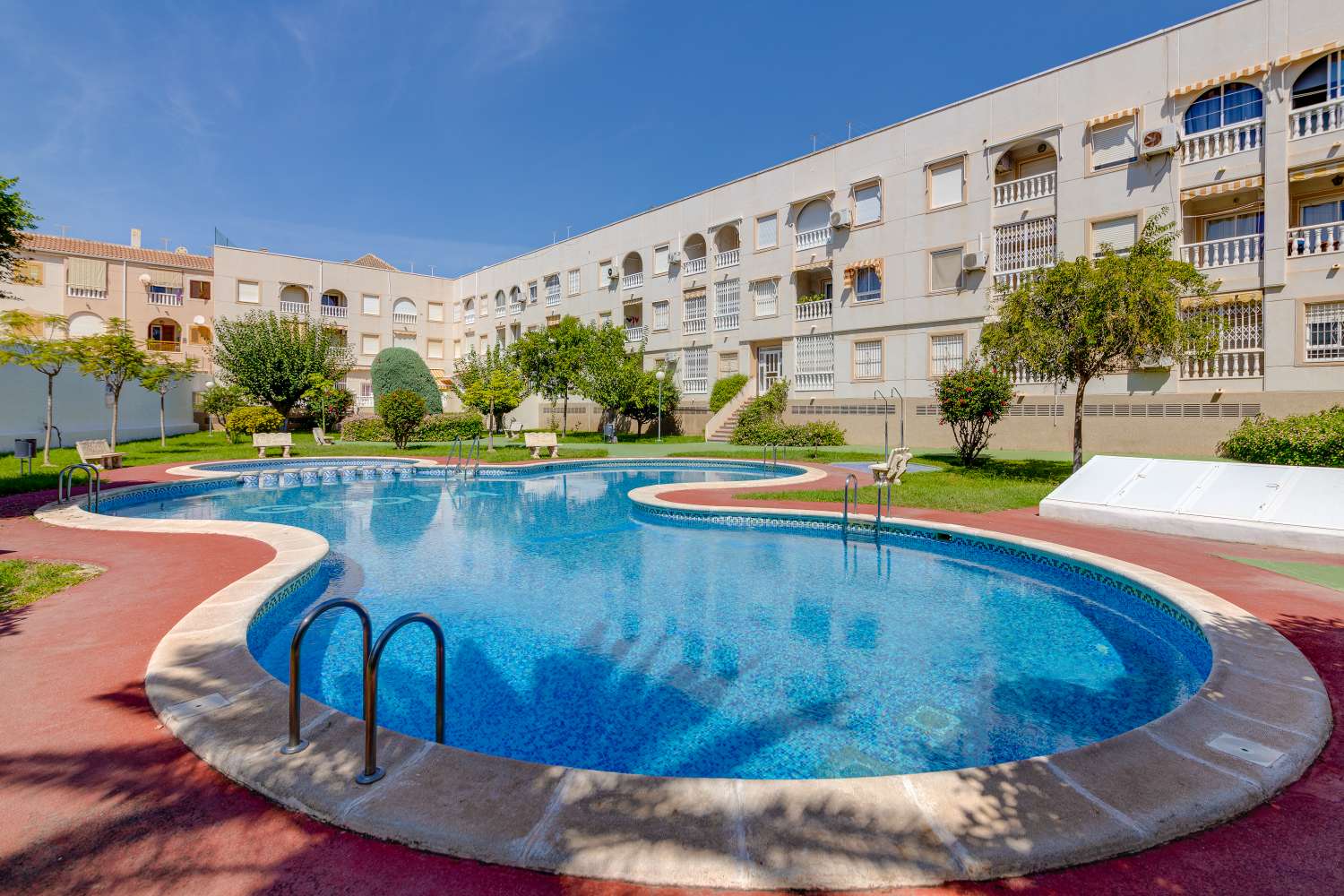 Piso céntrico en Torrevieja con garaje y piscina comunitaria