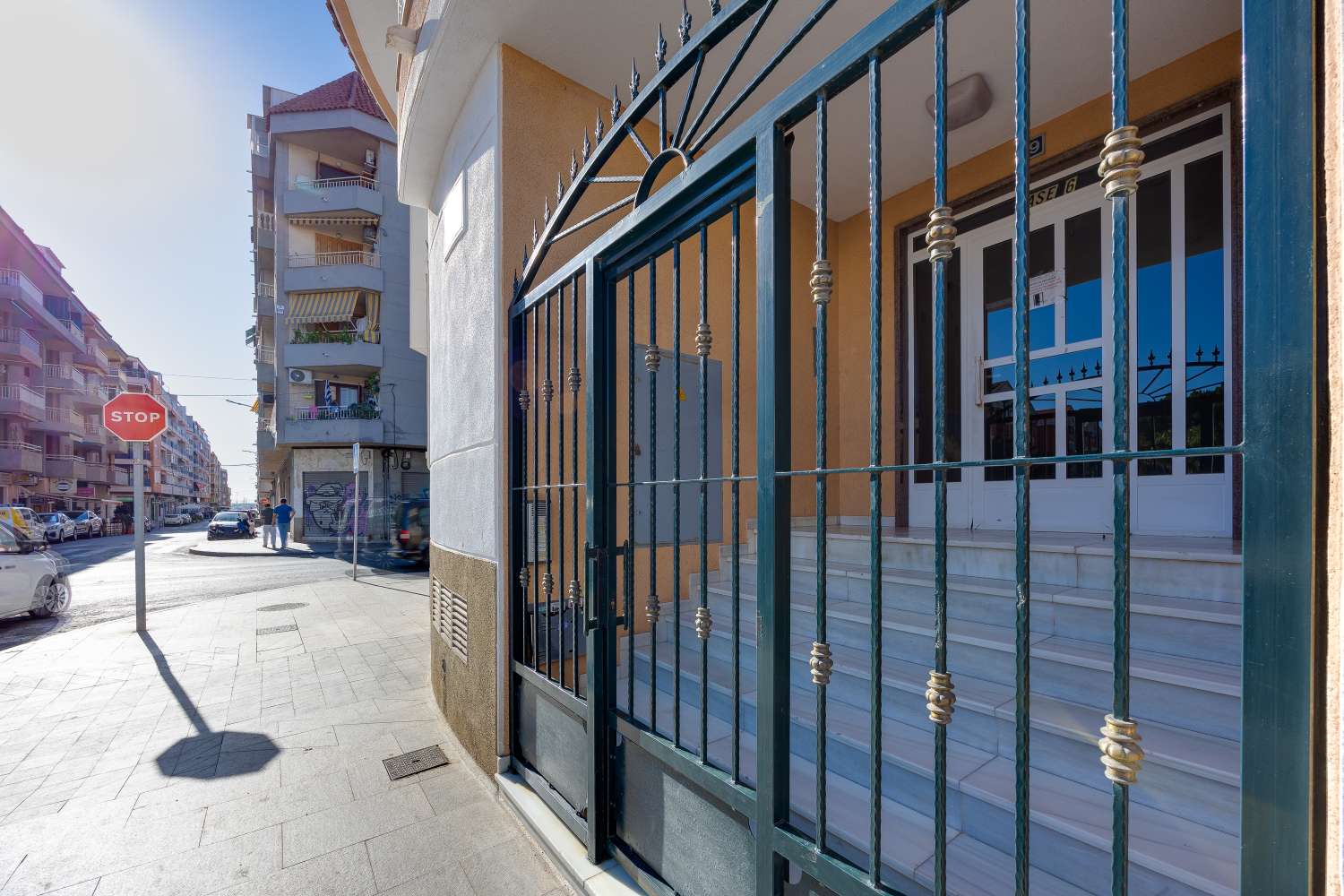 Piso céntrico en Torrevieja con garaje y piscina comunitaria