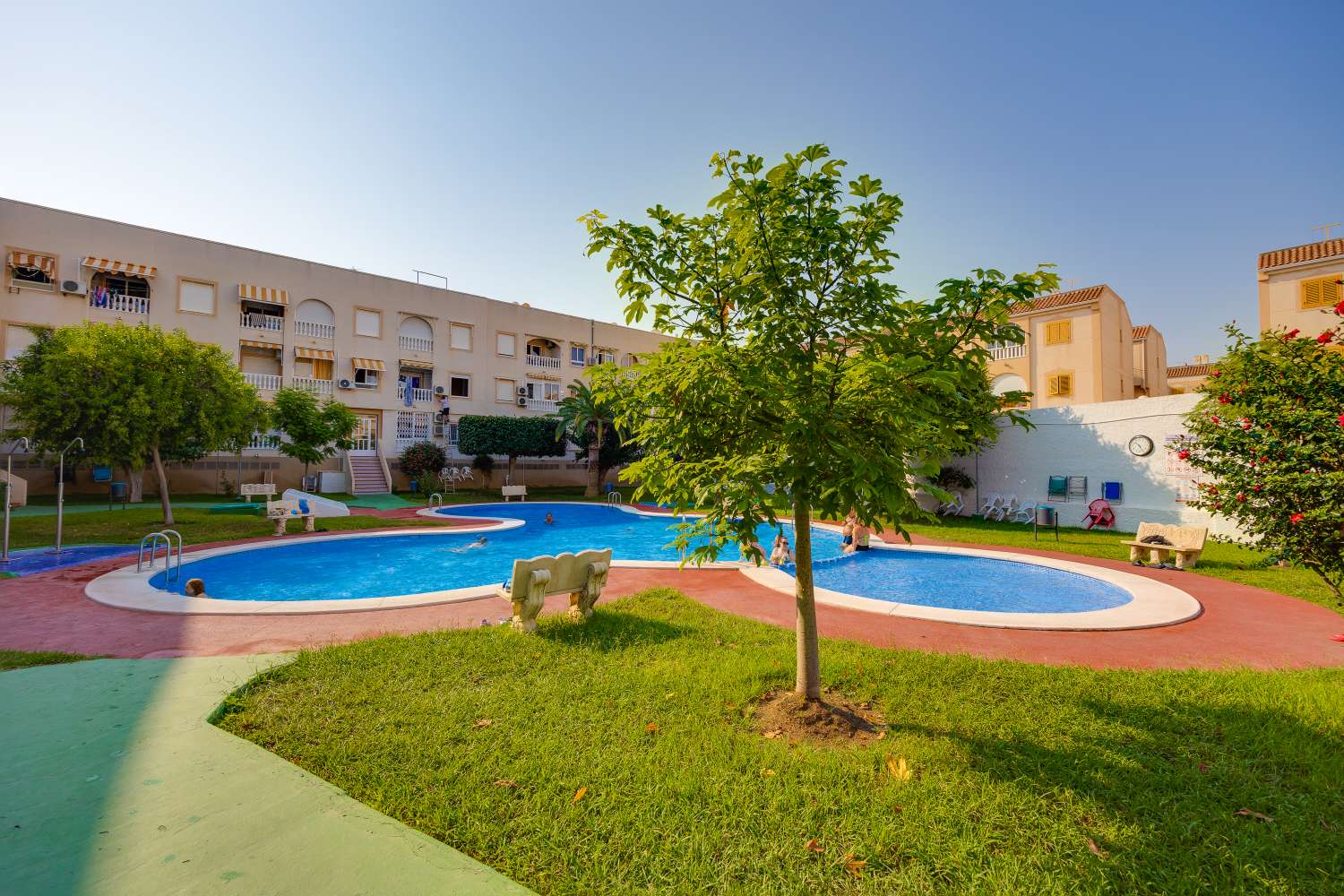 Piso céntrico en Torrevieja con garaje y piscina comunitaria