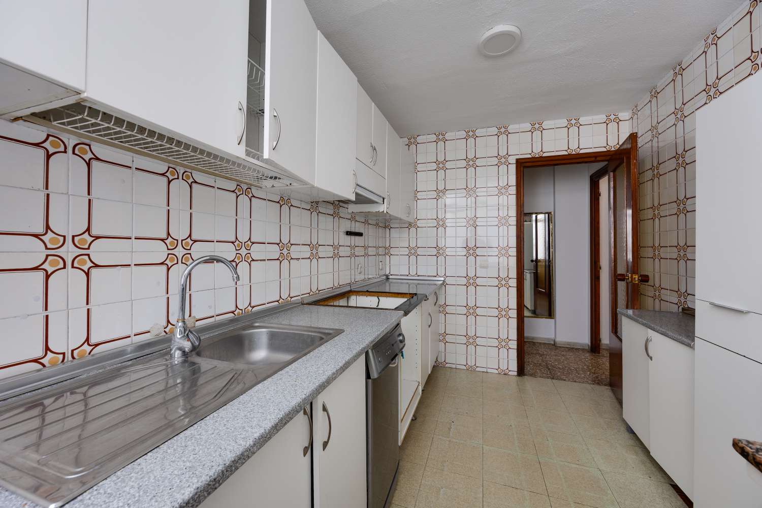 South-Facing 3-Bedroom Apartment with Sea Views, Just 100 Metres from the Beach
