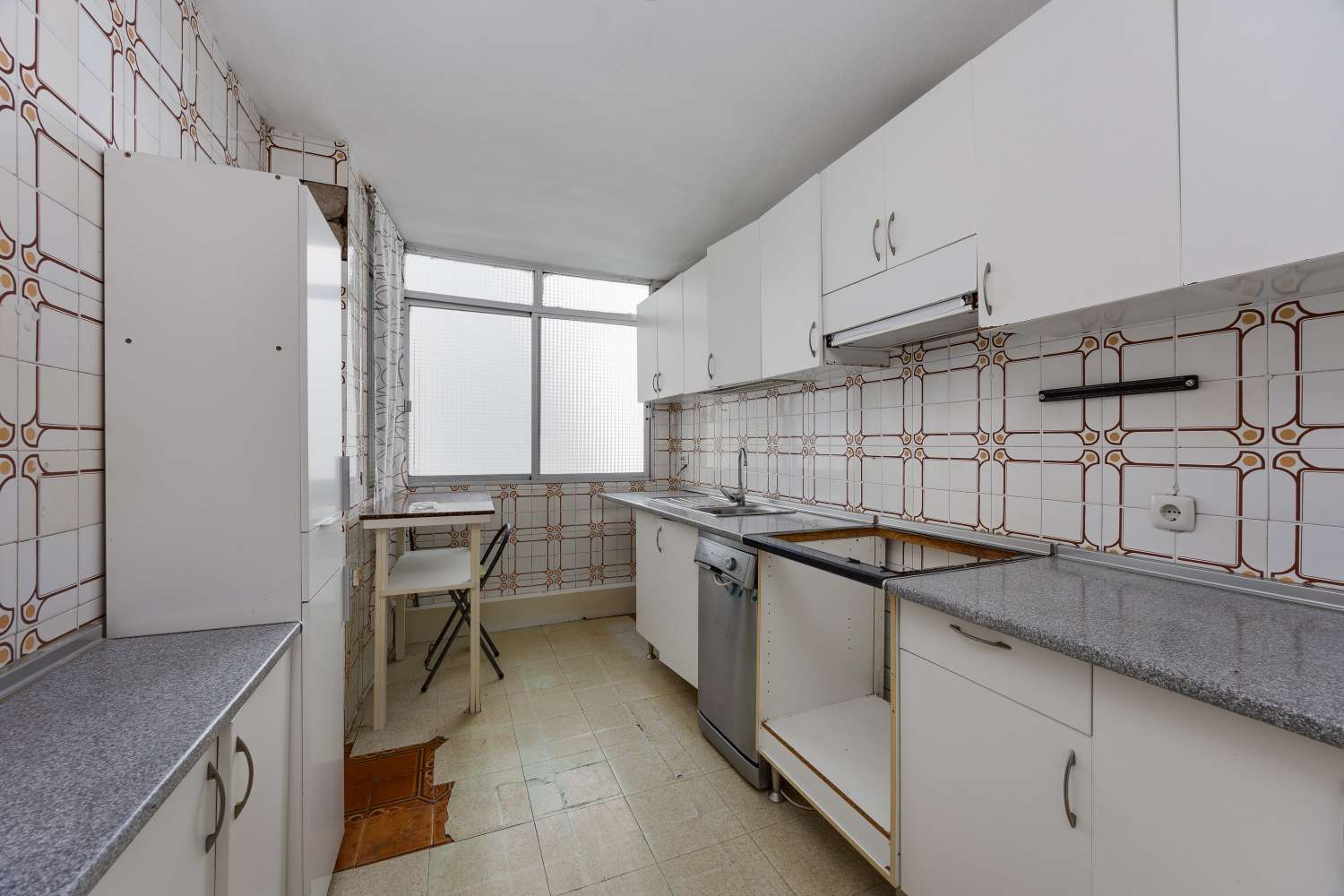 South-Facing 3-Bedroom Apartment with Sea Views, Just 100 Metres from the Beach