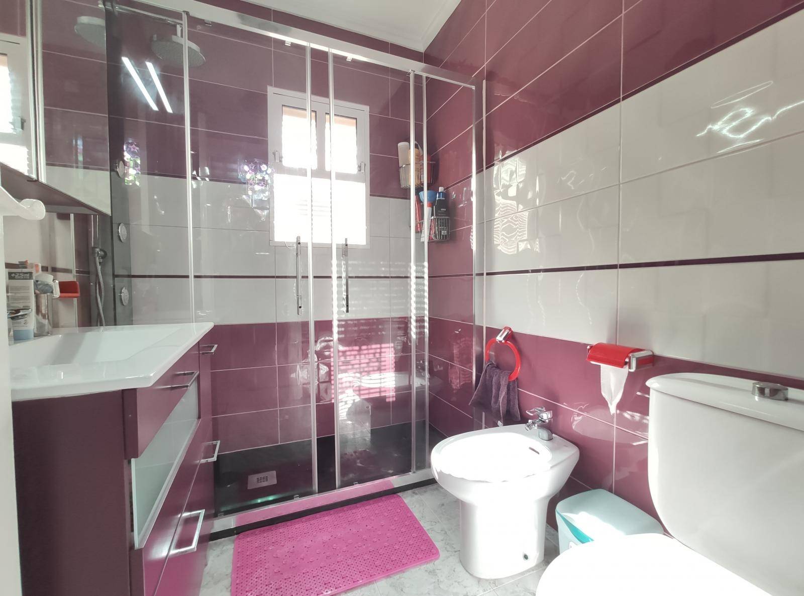 Apartamento en planta alta de 2 dormitorios, 1 baño y con piscina comunitaria.